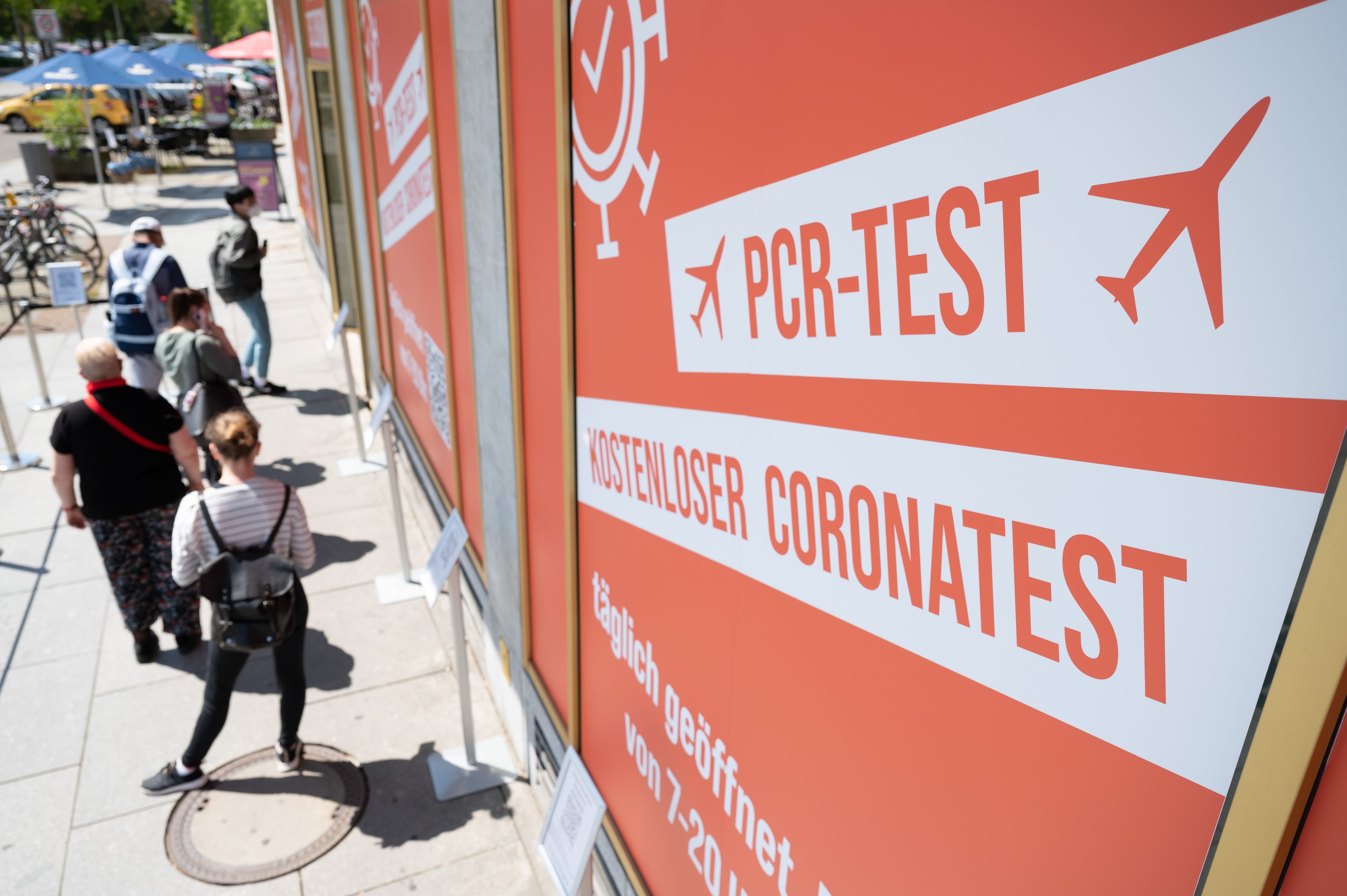 Download von www.picturedesk.com am 31.07.2021 (15:03).  02 June 2021, Saxony, Dresden: Passers-by wait in front of a Corona test centre in Dresden. Photo: Sebastian Kahnert/dpa-Zentralbild/dpa - 20210602_PD15120 - Rechteinfo: Rights Managed (RM)