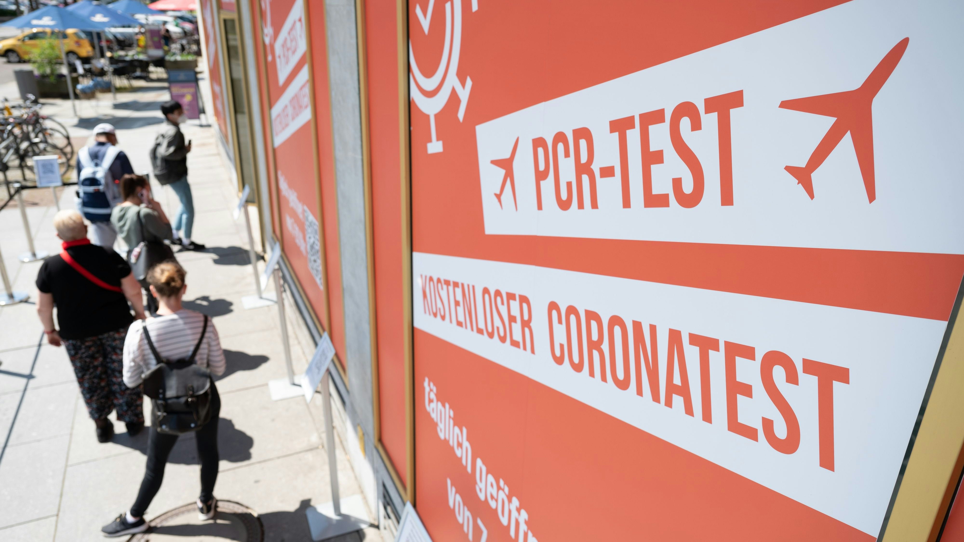 Download von www.picturedesk.com am 31.07.2021 (15:03).  02 June 2021, Saxony, Dresden: Passers-by wait in front of a Corona test centre in Dresden. Photo: Sebastian Kahnert/dpa-Zentralbild/dpa - 20210602_PD15120 - Rechteinfo: Rights Managed (RM)