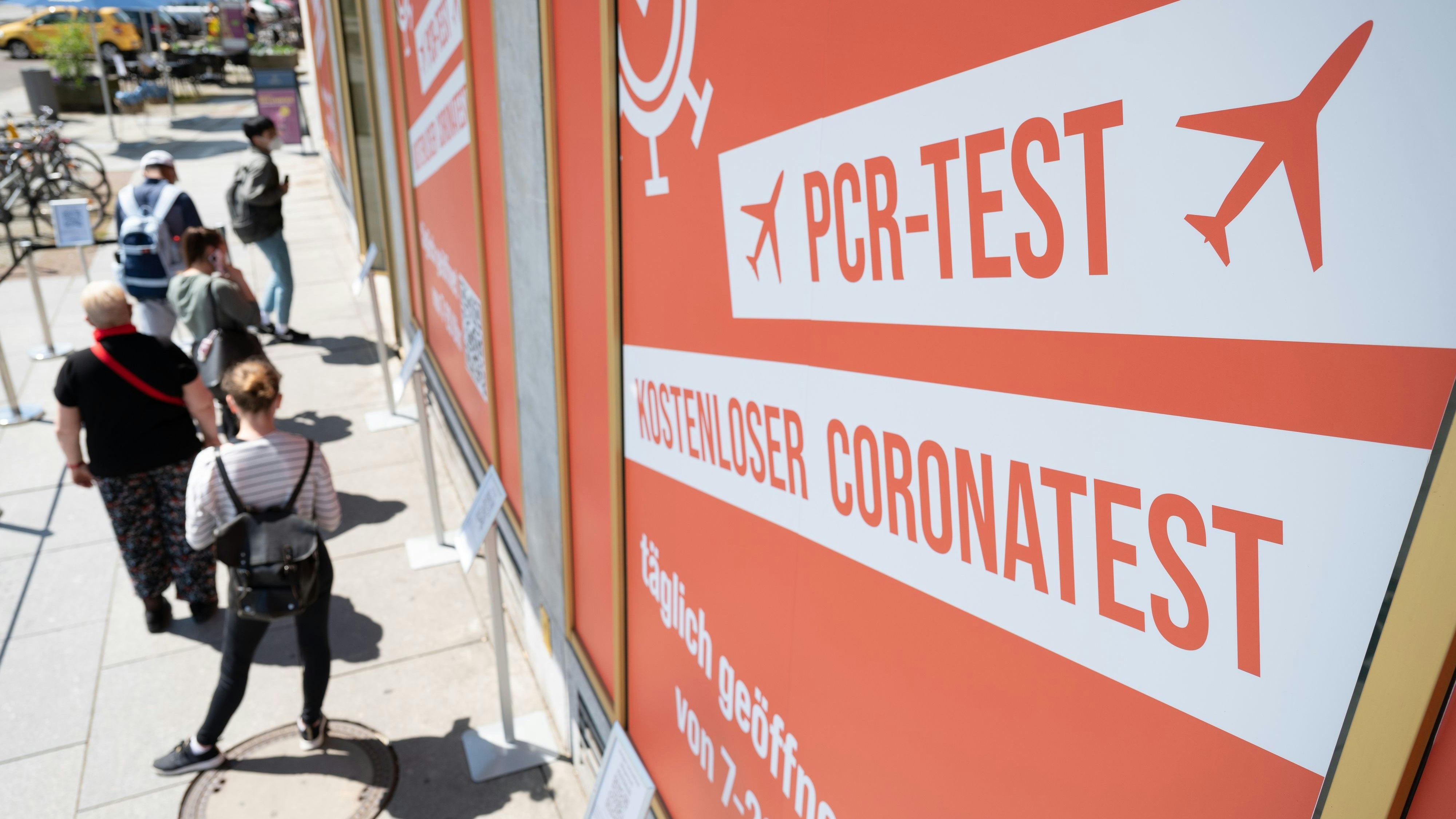 Download von www.picturedesk.com am 31.07.2021 (15:03).  02 June 2021, Saxony, Dresden: Passers-by wait in front of a Corona test centre in Dresden. Photo: Sebastian Kahnert/dpa-Zentralbild/dpa - 20210602_PD15120 - Rechteinfo: Rights Managed (RM)