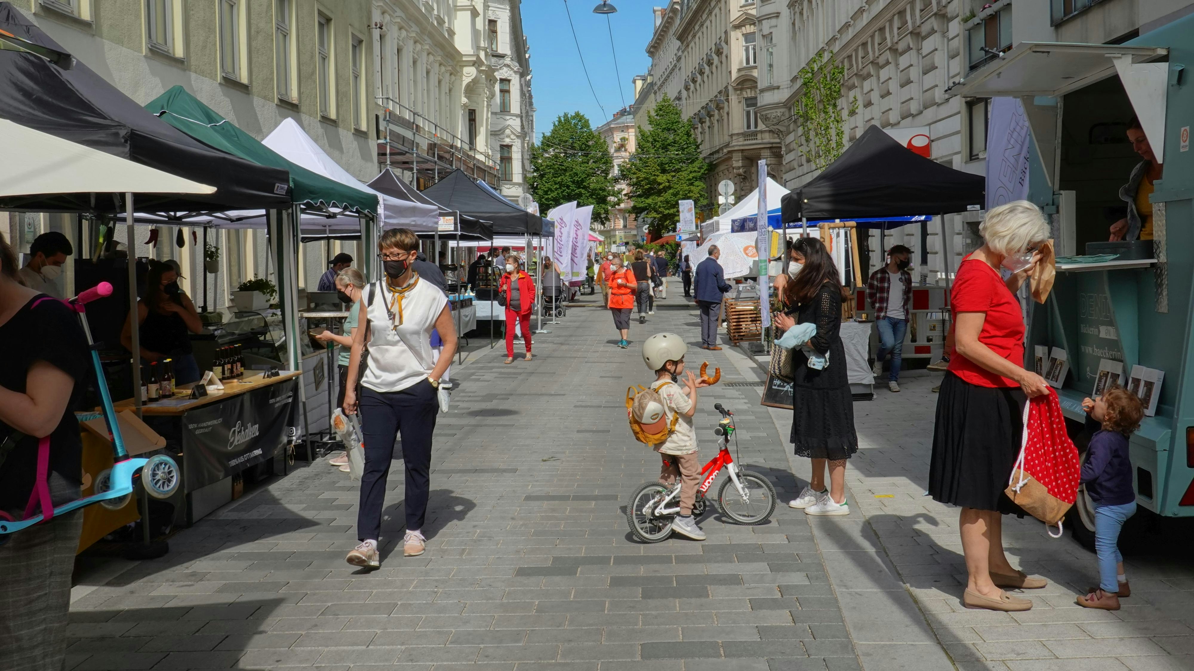 Passanten in der autofreien Lindengasse, Wien.