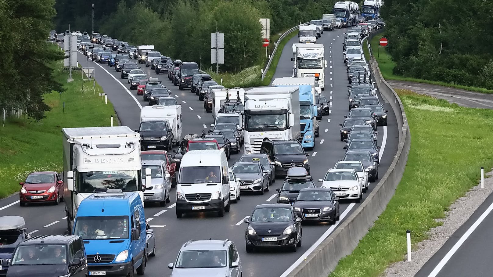 Stau auf der A1 bei Salzburg Richtung Villach am Samstag, 31. Juli 2021. An diesem Wochenende kommt es wegen des Reiseverkehrs zu erhöhtem Verkehrsaufkommen und Staus in Österreich. 