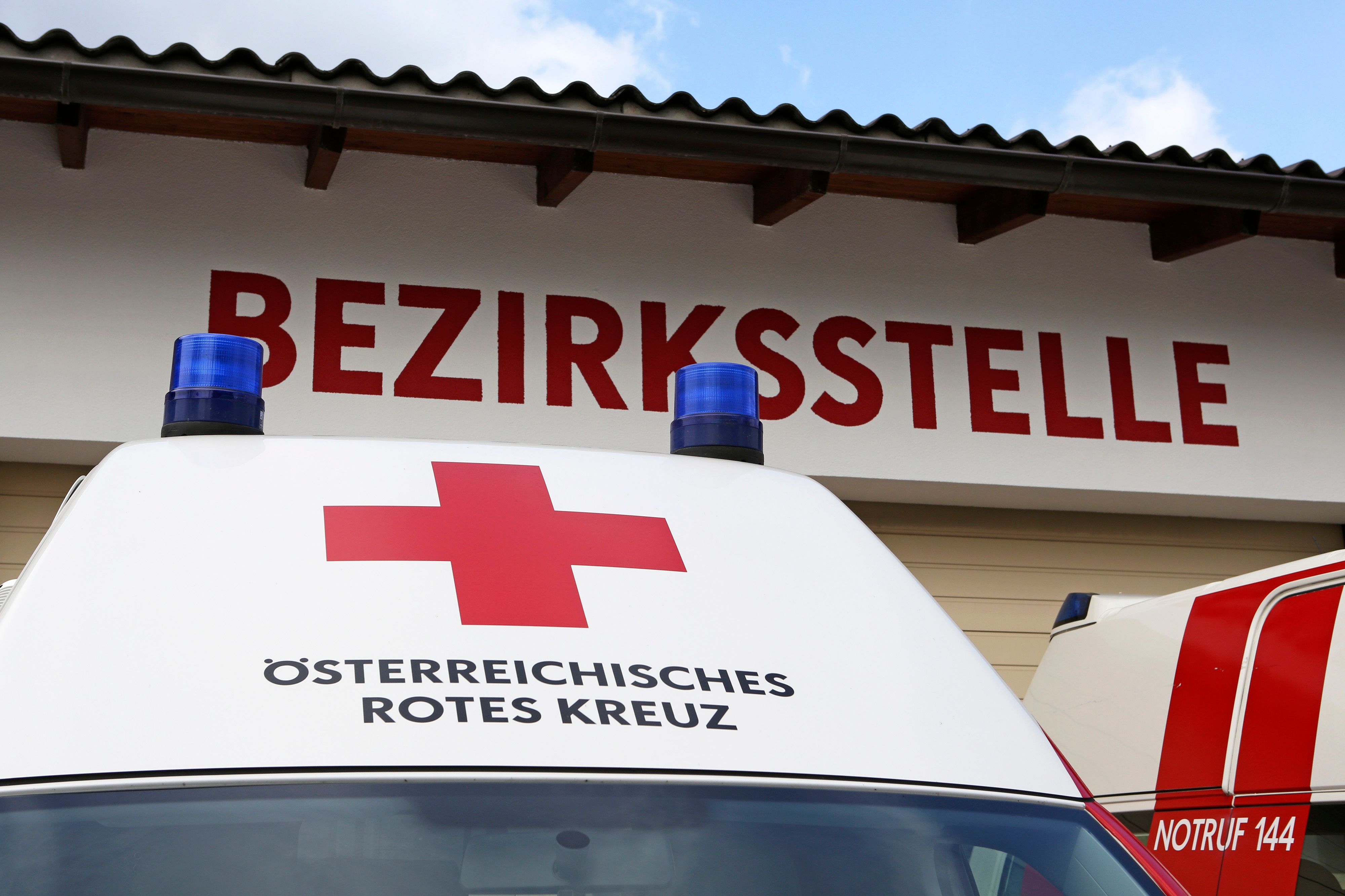 Das Rettungsauto blieb völlig unbeschädigt (Symbolbild)