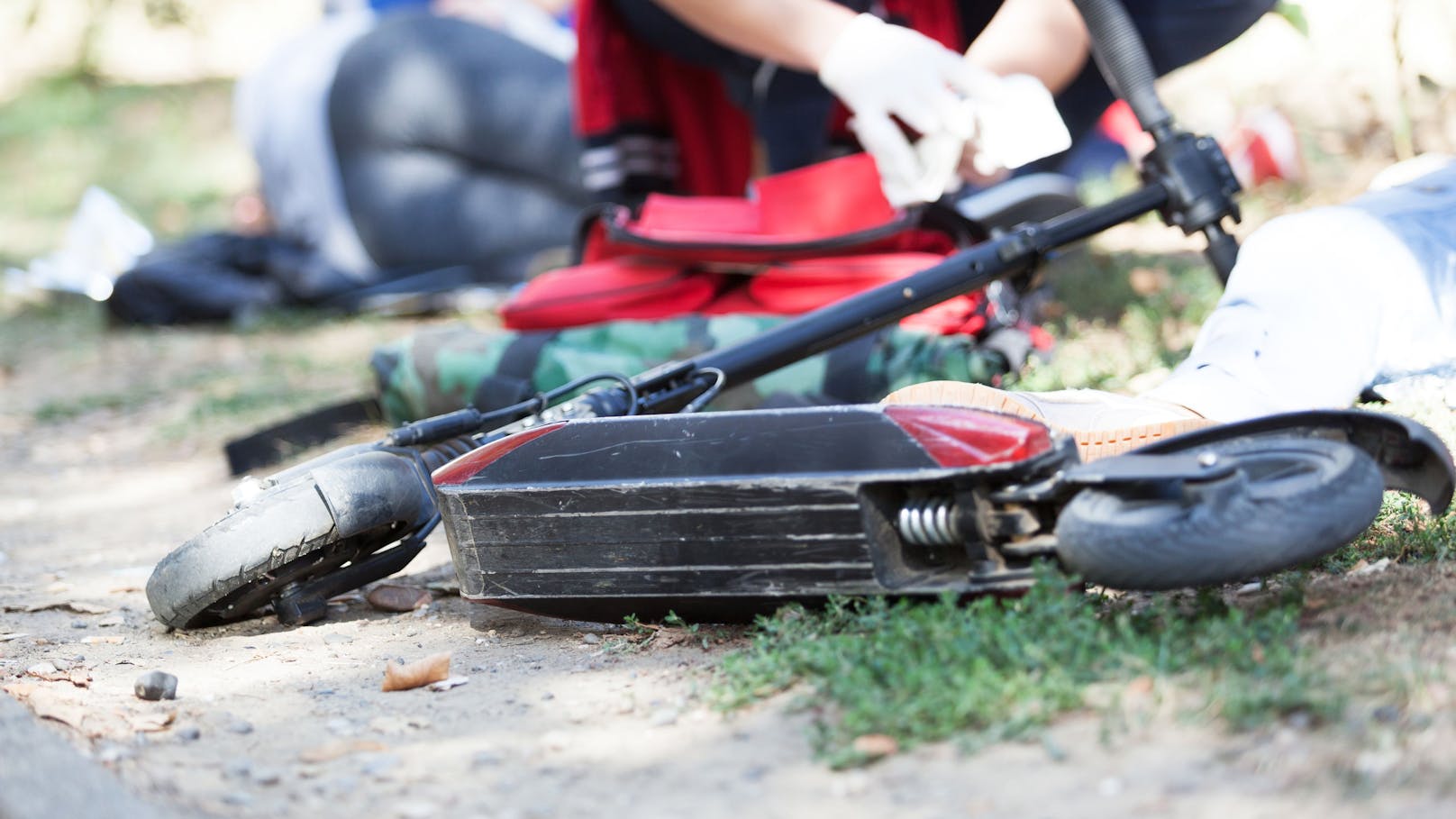 Bub (12) stürzt ohne Helm mit E-Roller –schwer verletzt