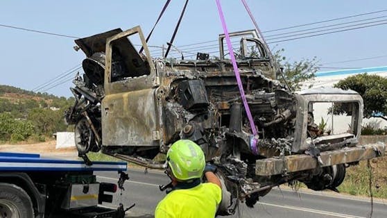 Auf einer Vater-Sohn-Spitztour durch Ibiza fing der Geländewagen von Sänger Thomas Anders plötzlich Feuer und brannte völlig aus.