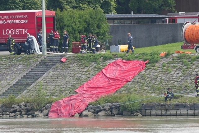 Die Wehren errichteten Ölsperren.