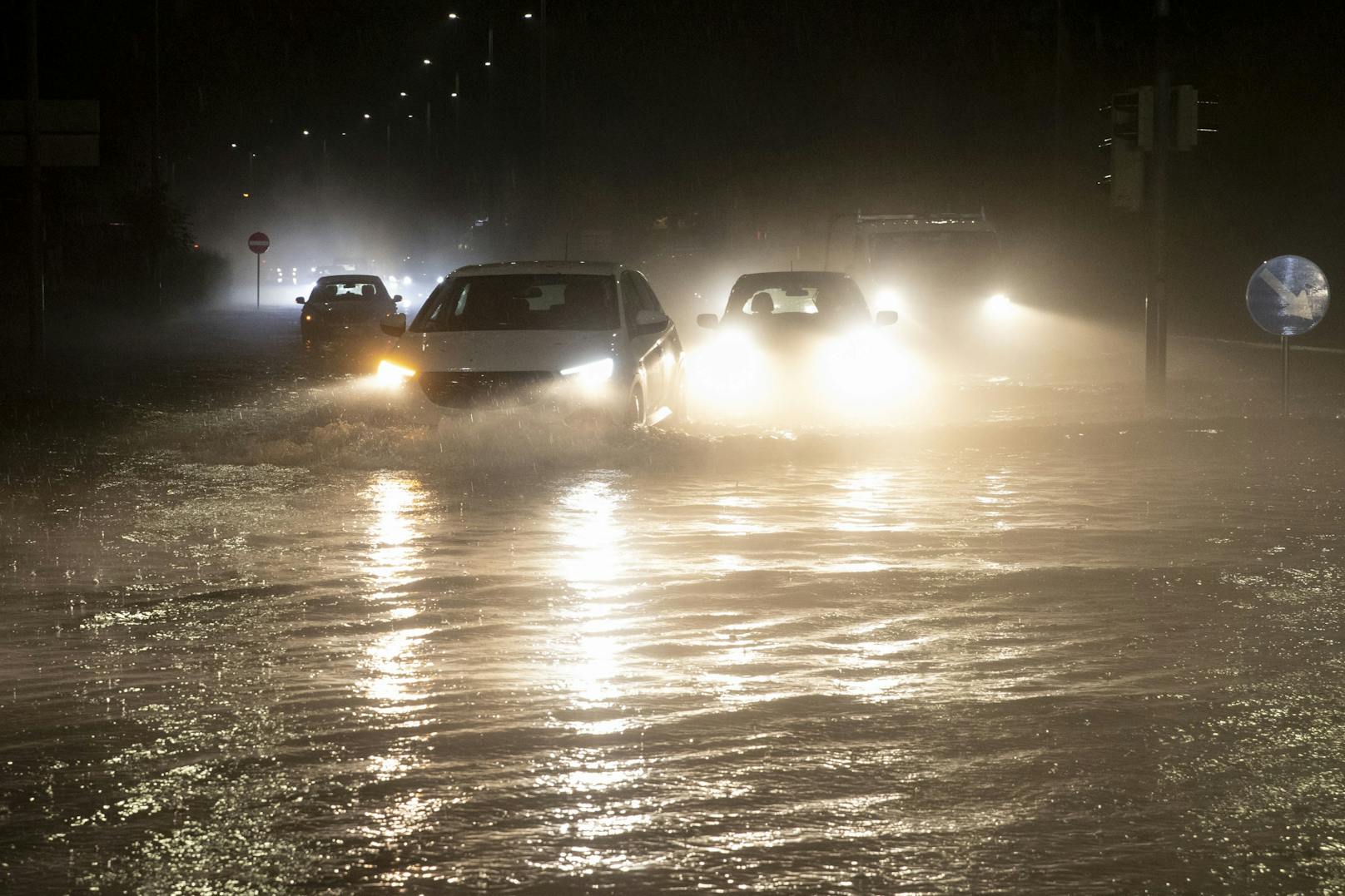 Fahrzeuge auf einer überfluteten Kreuzung nach schweren Unwettern am Freitag, 30. Juli 2021, in Graz.