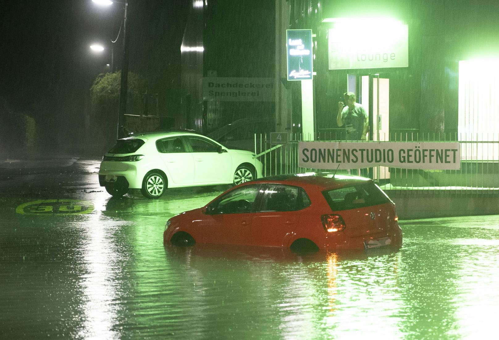 Ein Fahrzeug auf einer überfluteten Kreuzung nach schweren Unwettern am Freitag, 30. Juli 2021, in Graz.
