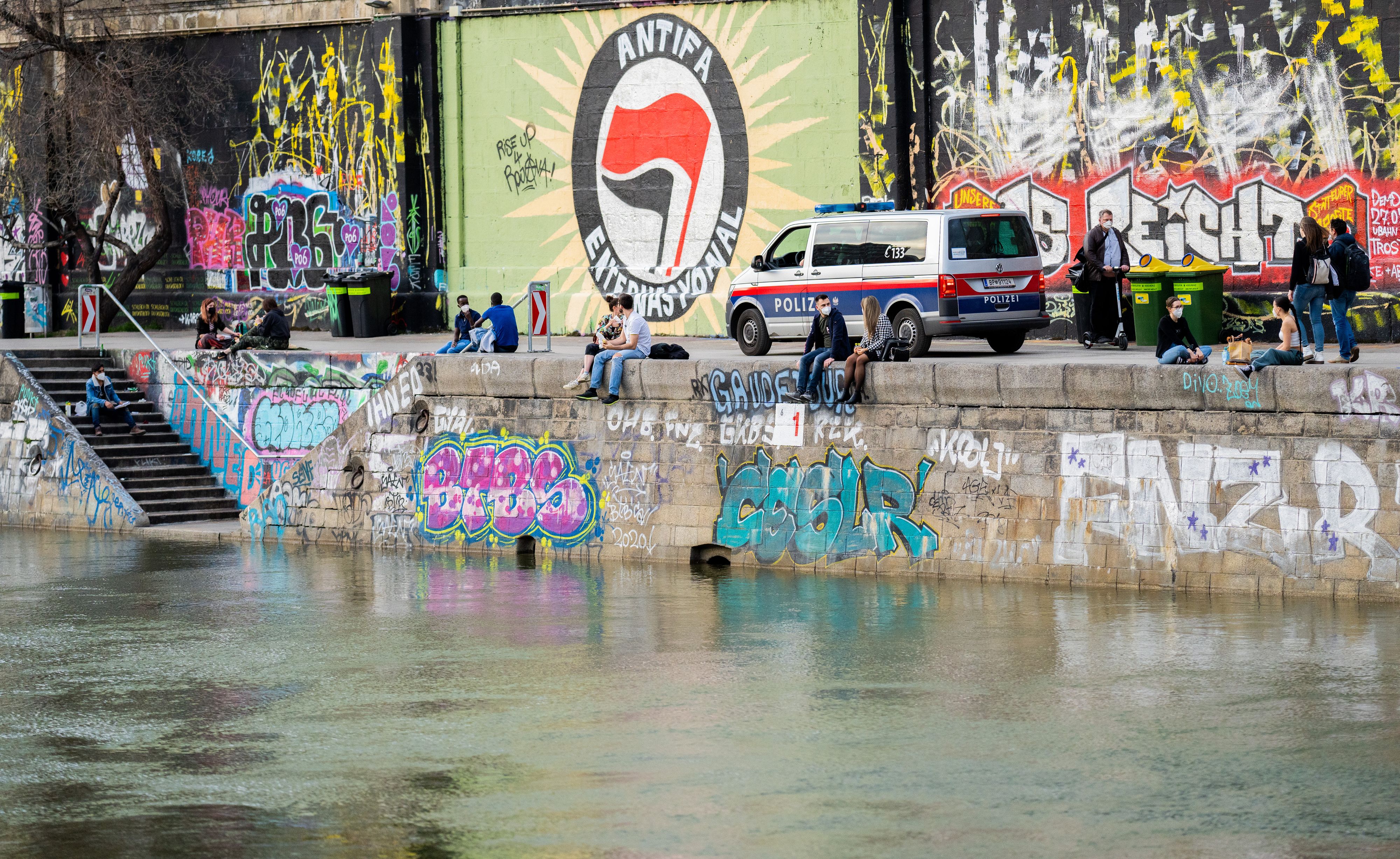 Bei einem Einsatz am Donaukanal wurden die Polizeibeamten mit Pyrotechnik beworfen. (Symbolbild)