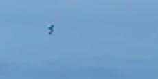 Piloten sehen fliegenden Mann in 1.500 Metern Höhe