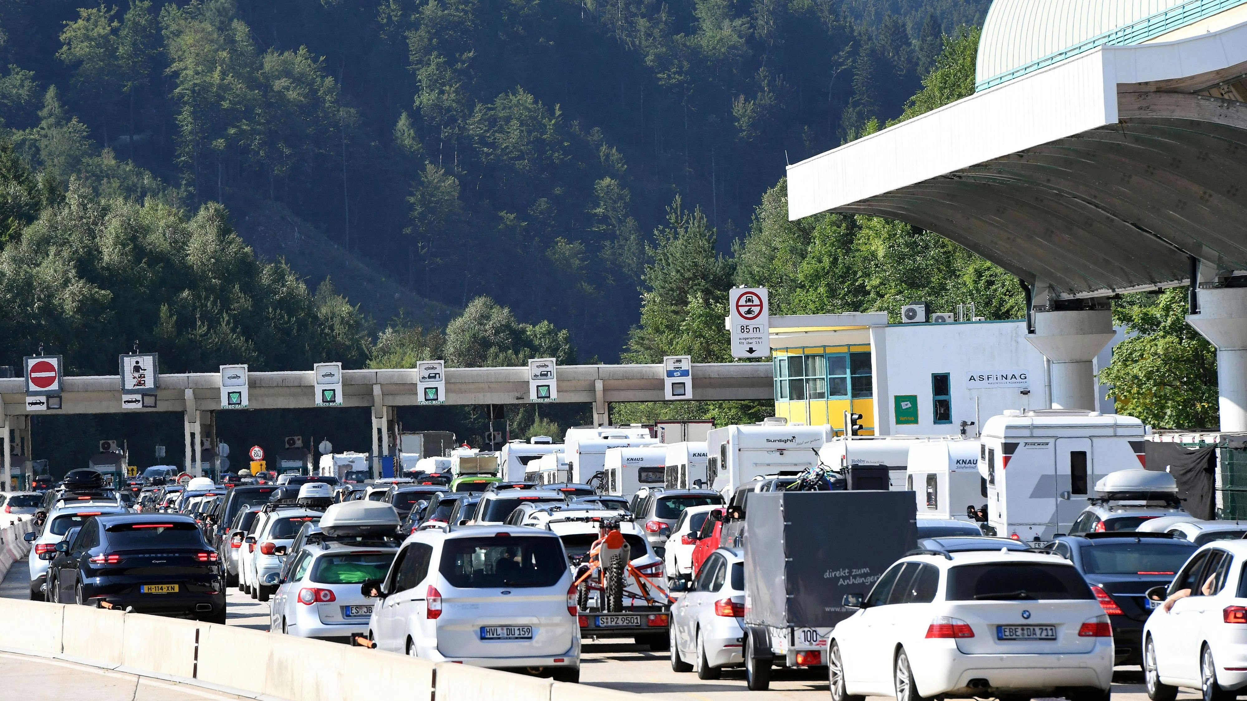 Urlaubsreiseverkehr sorgt für Staus: Blick eine Blechlawine vor einer Mautstelle an der A11 am 30. Juli 2021 in St. Jakob in Rosental.