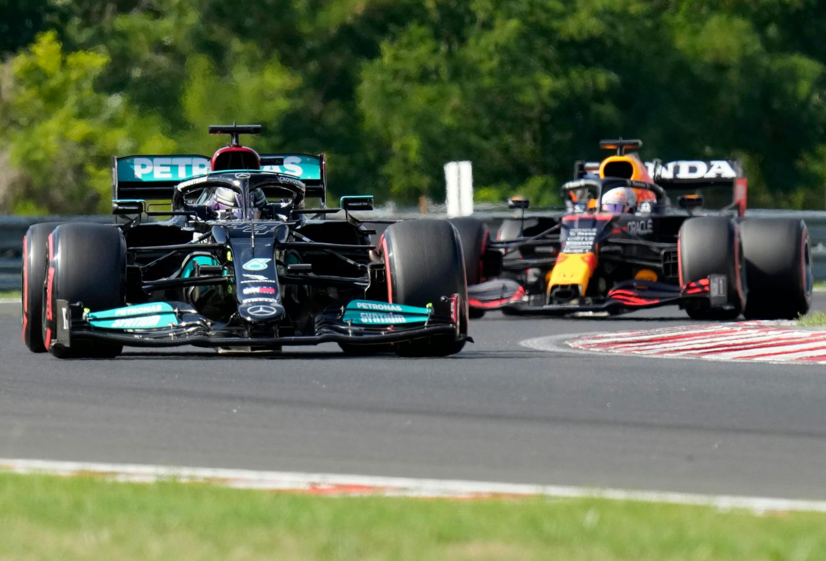 Lewis Hamilton in der langsamen Out-Lap. 