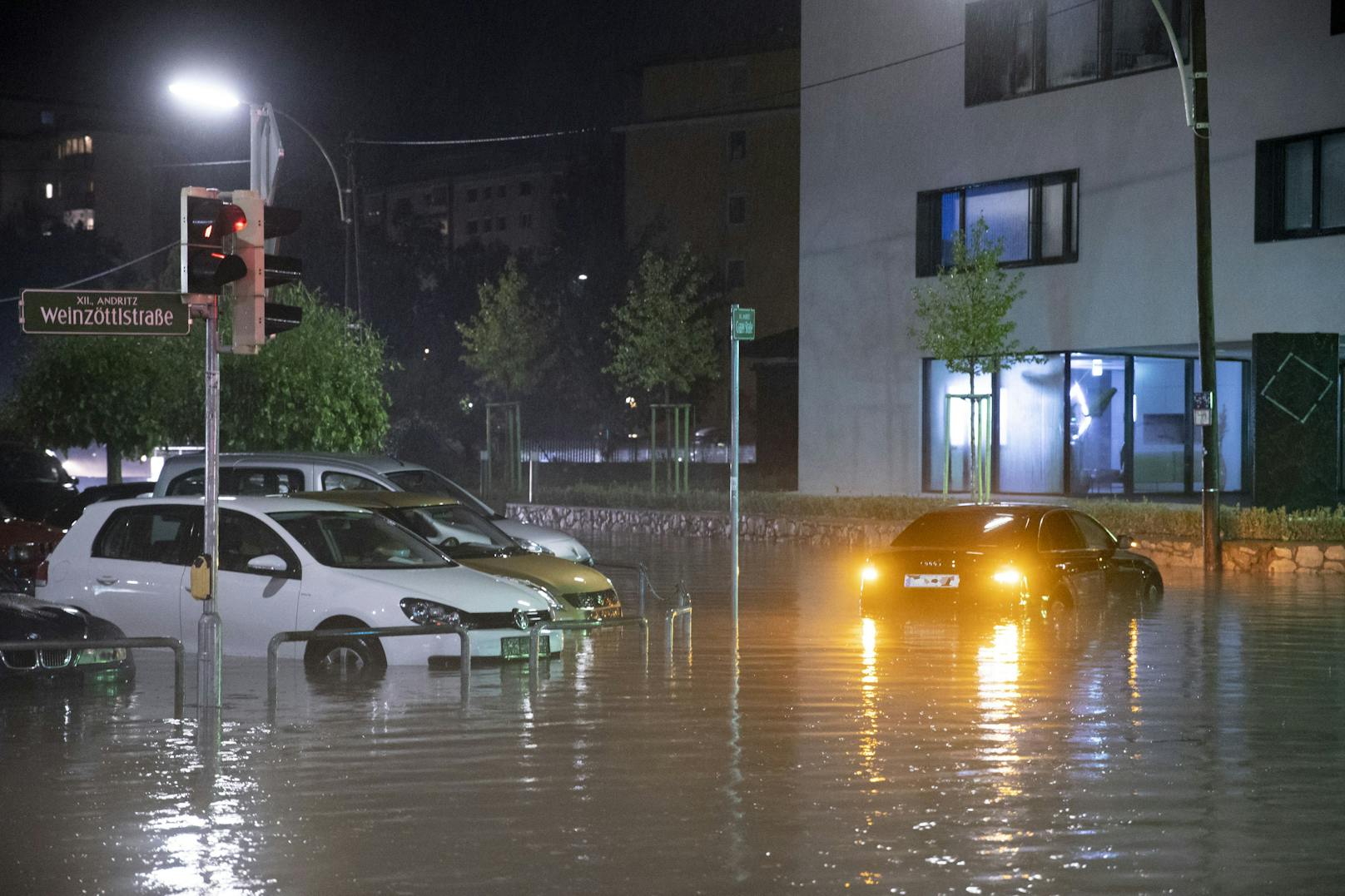 Ein Fahrzeug auf einer überfluteten Kreuzung nach schweren Unwettern am Freitag, 30. Juli 2021, in Graz