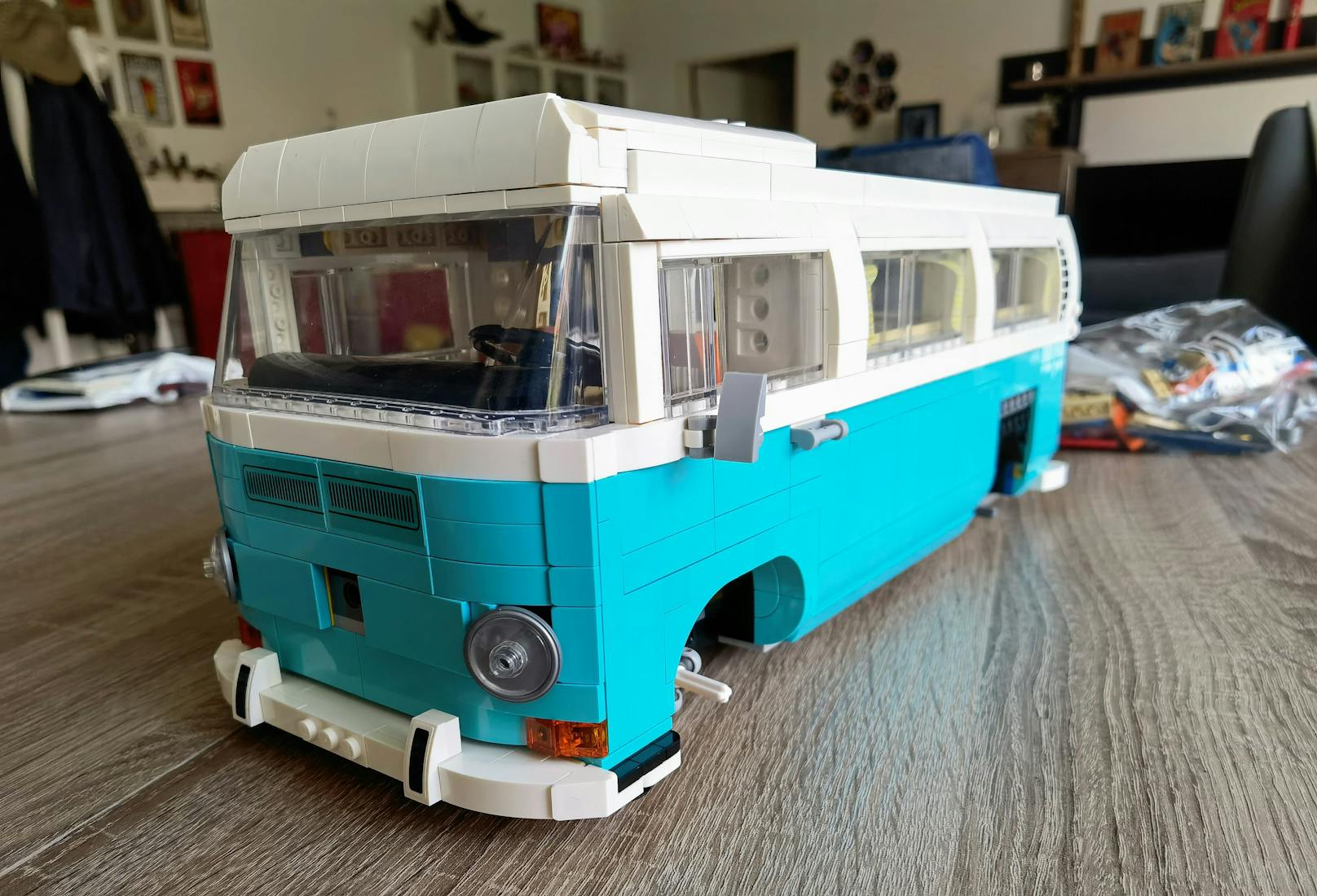 Der LEGO Volkswagen T2 Campingbus ist durch seine in vielen Bereichen eingesetzte Kleinteil-Montage ein sehr anspruchsvolles Bauprojekt, das aber unglaublich viel Spaß macht.