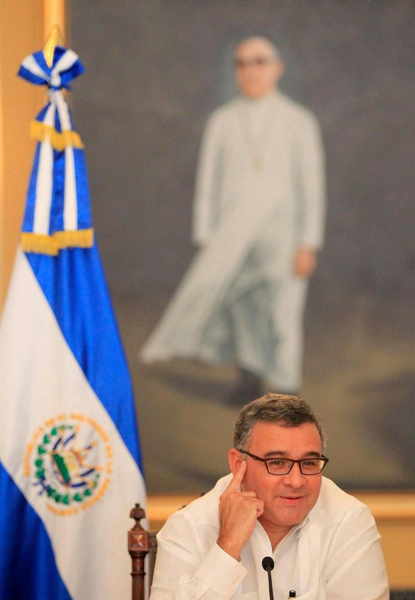 Die Idee, sich eine andere Staatsbürgerschaft zuzulegen, um einer Verhaftung zu entgehen, ist nicht neu. Schon Ceréns Vorgänger Mauricio Funes ließ sich in Nicaragua nieder, weil er per Haftbefehl gesucht wurde.