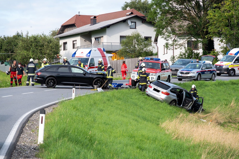 Die beiden Autos kollidierten frontal.