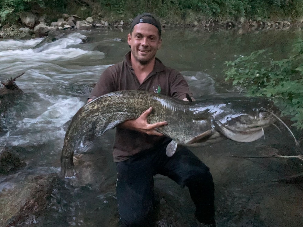 Fischer Manuel präsentiert stolz seinen größten Fang.