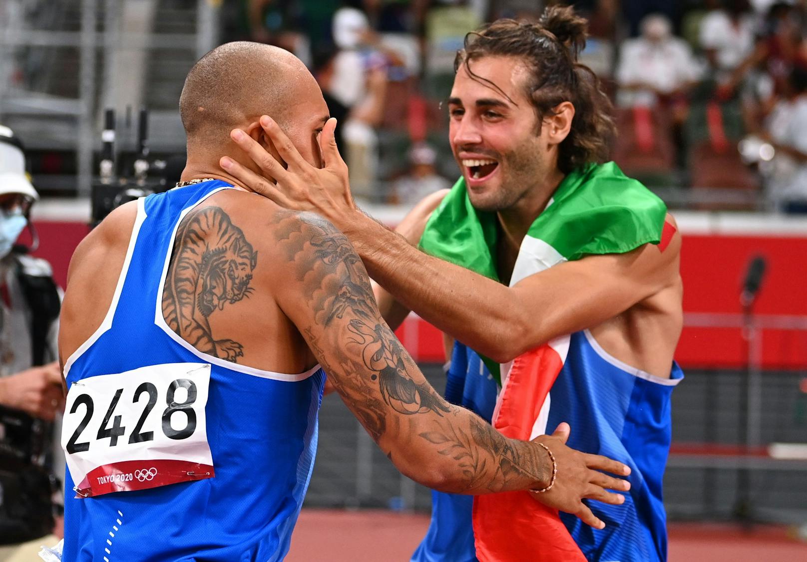 Hier feiern die beiden italienischen Olympia-Helden gemeinsam. Wenige Minuten nach Tamberi sprintete Marcell Jacobs über 100 Meter zu Gold.
