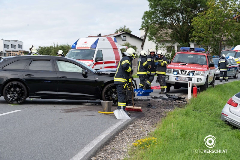 Die Auto kollidierten frontal.