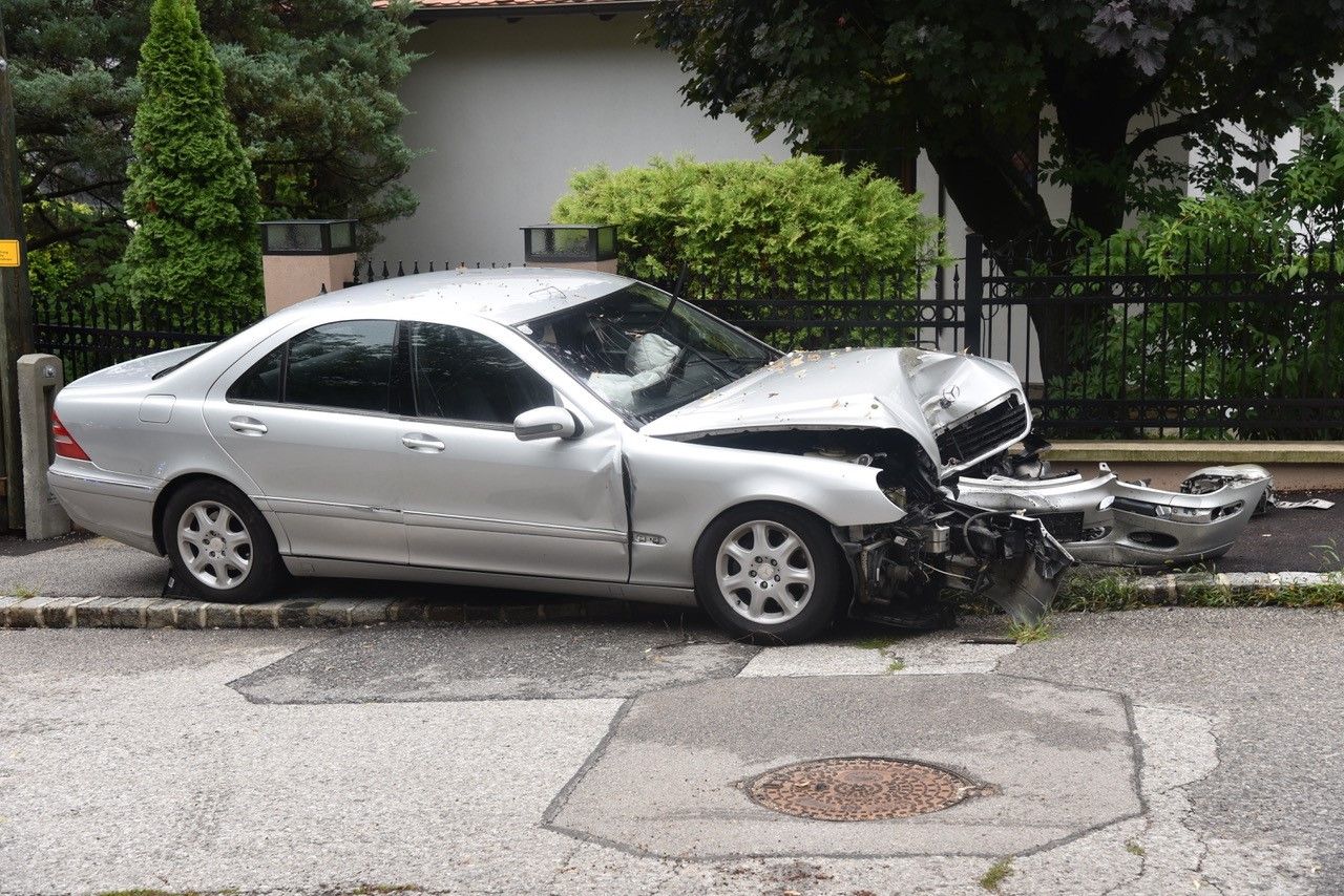 Der Mann prallte gegen einen Baum und einen Zaun.