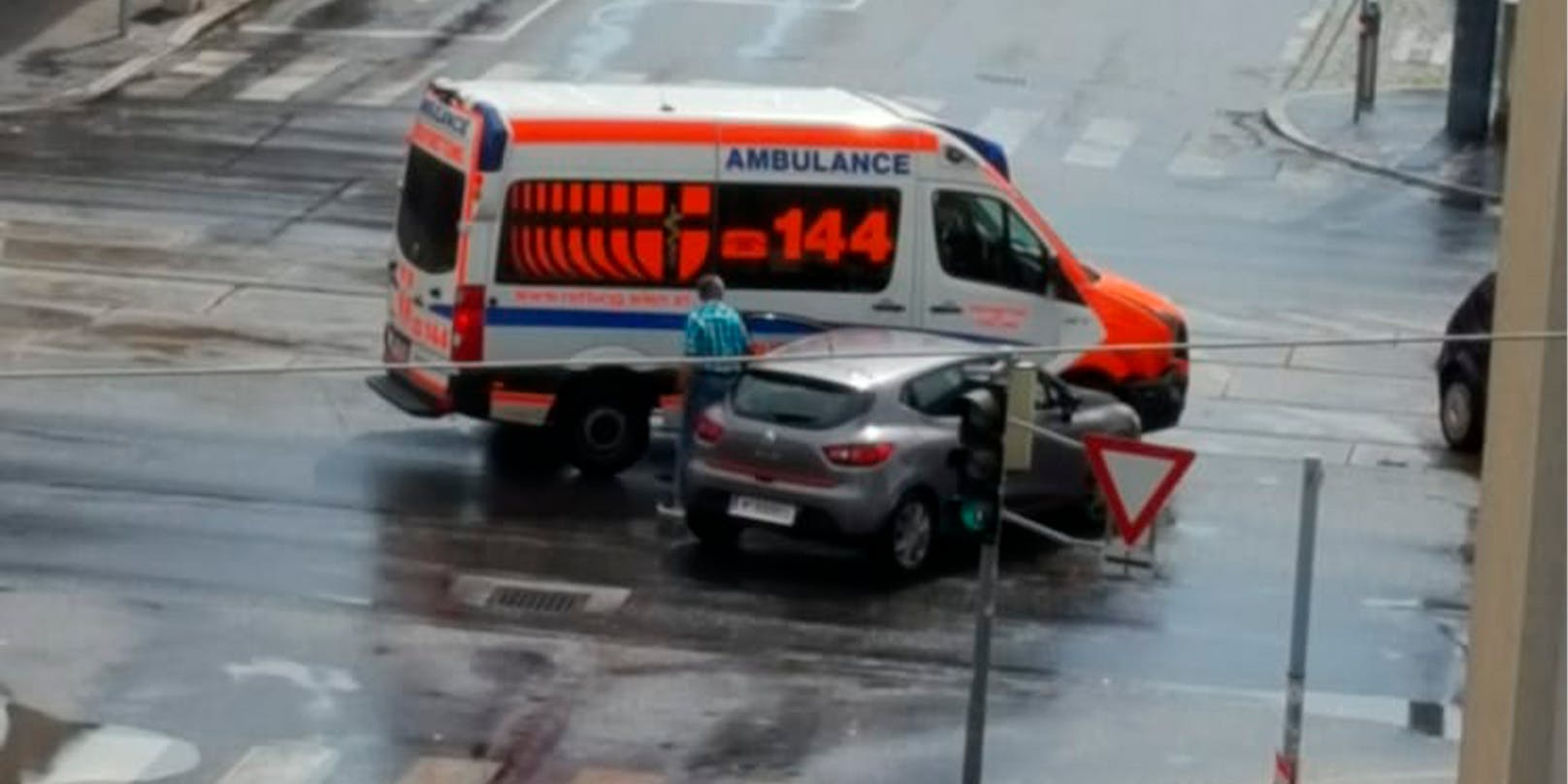 In der Kreuzung Wagramerstrasse/Steigenteschgasse krachte ein PKW in ein Rettungsauto. 