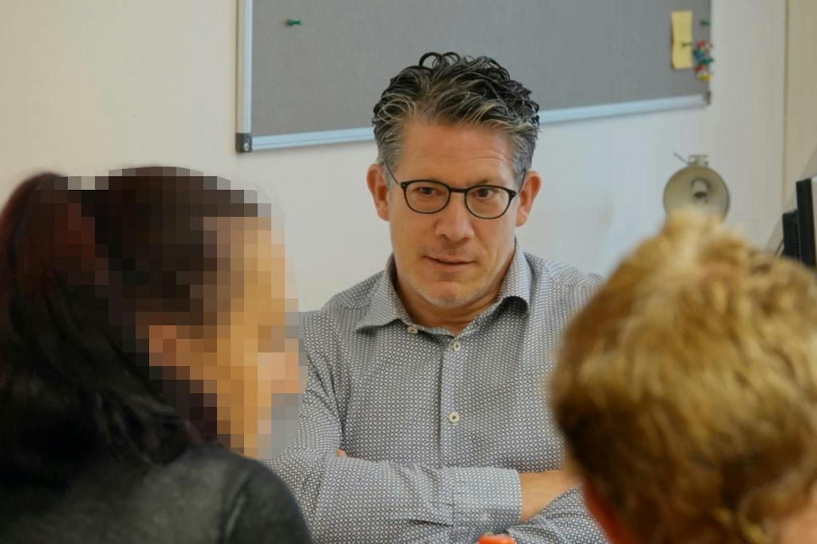 Leonies Eltern mit Opferanwalt Florian Höllwarth