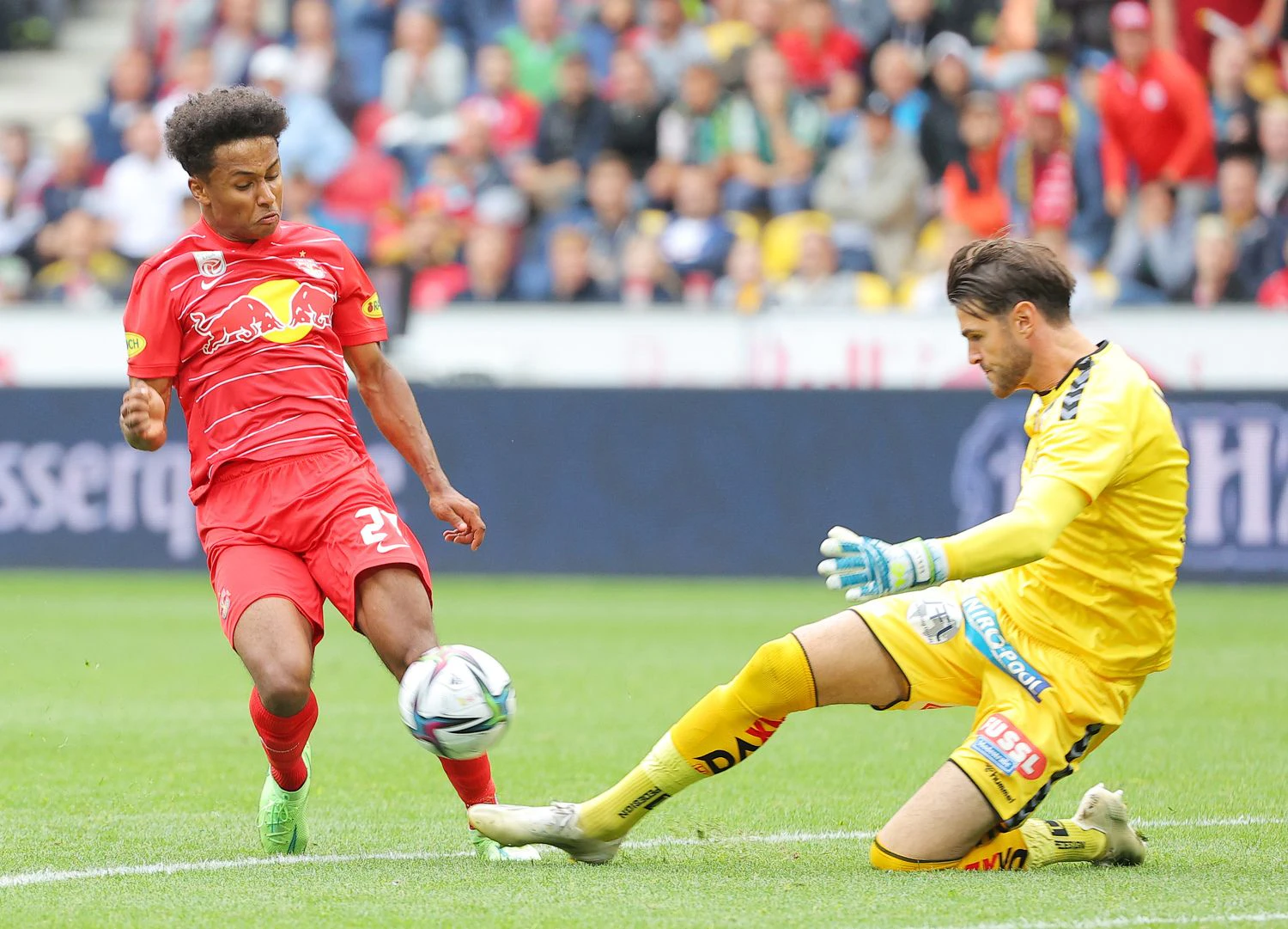 Samuel Sahin-Radlinger musste sieben Mal hinter sich greifen. Karim Adeyemi (links) traf doppelt.