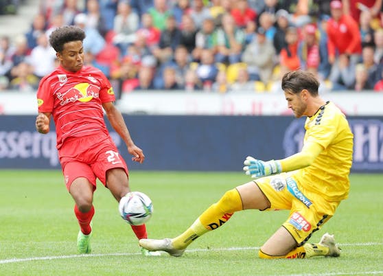 Samuel Sahin-Radlinger musste sieben Mal hinter sich greifen. Karim Adeyemi (links) traf doppelt.