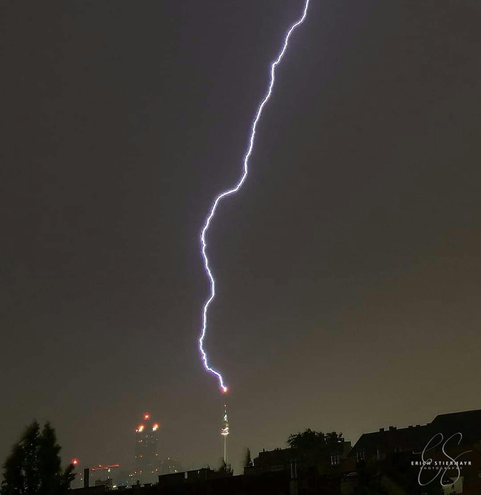 Am Samstag gegen 23 Uhr schlug ein Blitz im Donauturm ein.