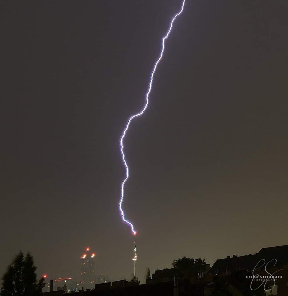 Am Samstag gegen 23 Uhr schlug ein Blitz im Donauturm ein.