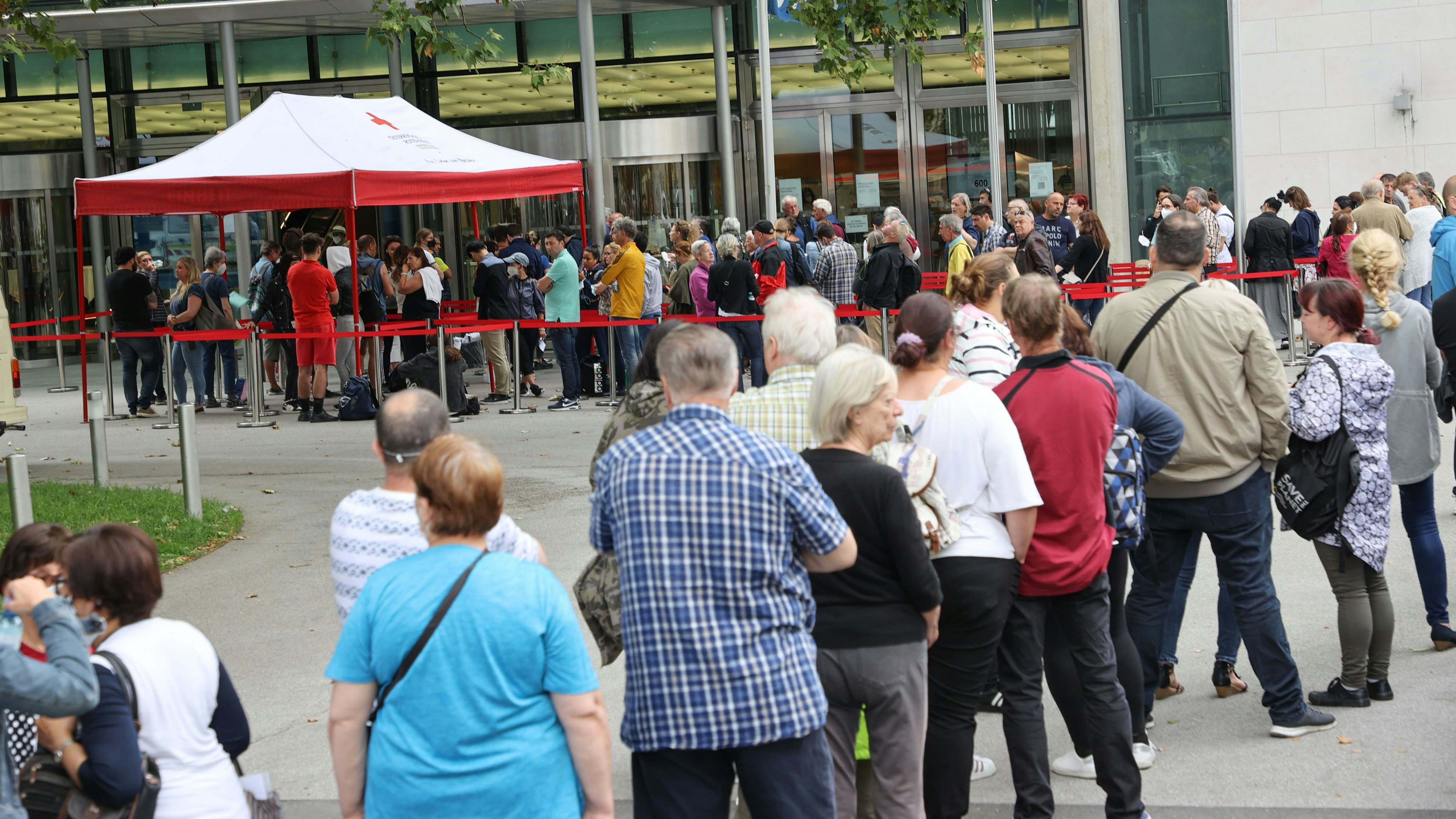 Bei einigen Gruppen wird bereits über eine dritte Vakzin-Dosis gesprochen.
