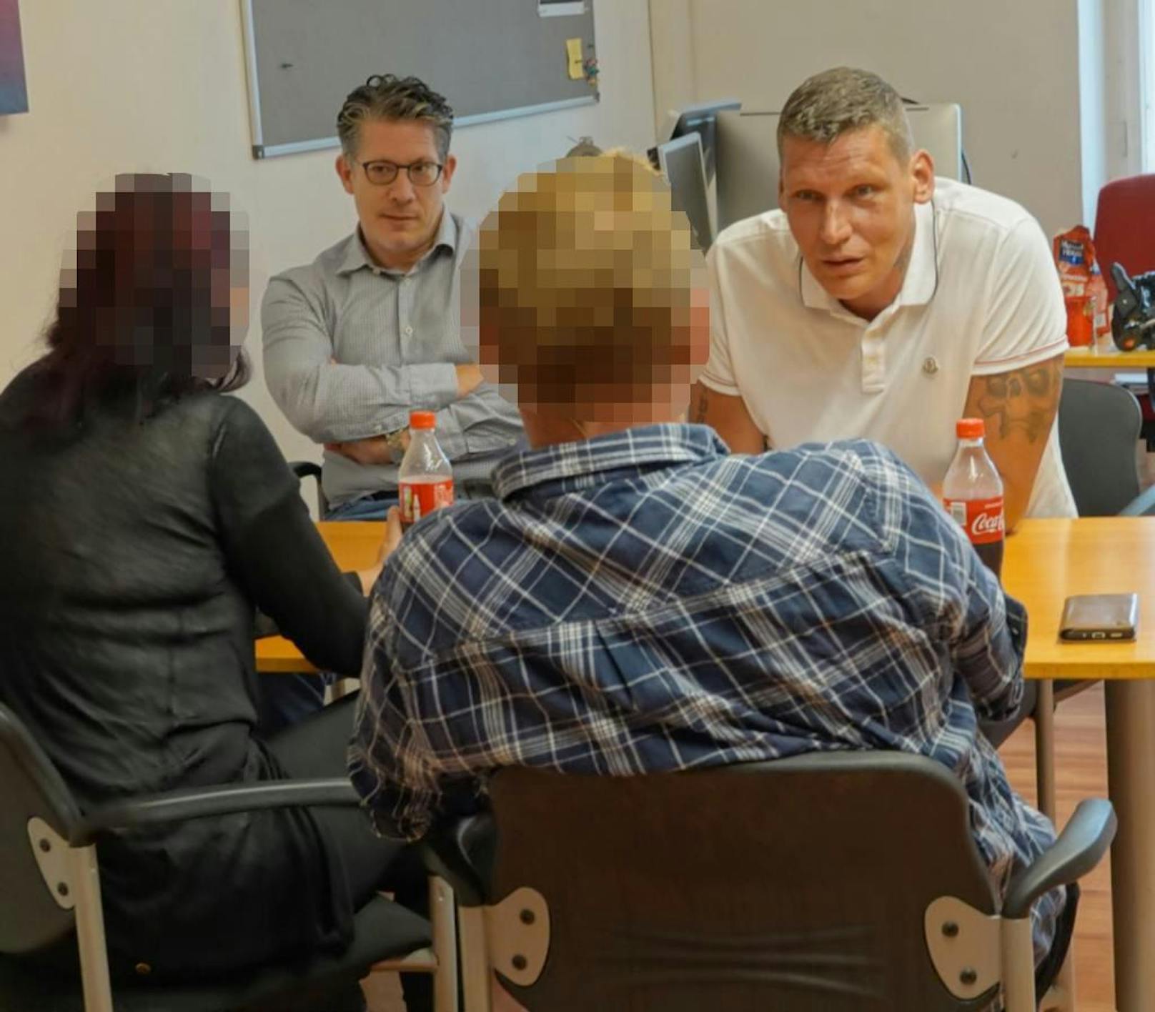 Leonies Eltern mit Opferanwalt Florian Höllwarth und Joachim Lielacher von "<em>Heute</em>"