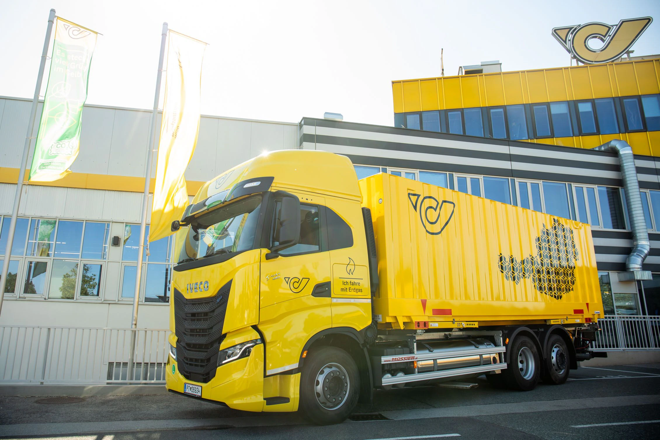 Der neue LNG-LKW der Österreichichischen Post vor dem Logistikzentrum in Wien-Inzersdorf.