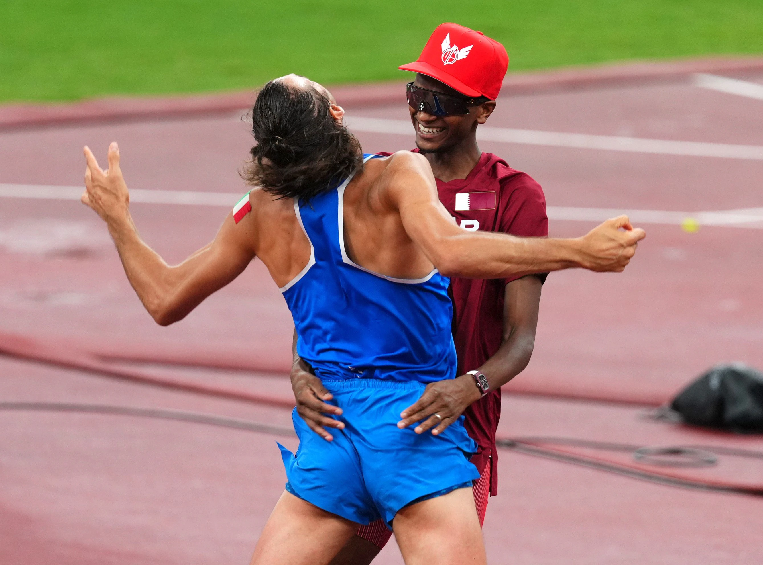 Gianmarco Tamberi und Mutaz Essa Barshim jubeln gemeinsam über Gold.