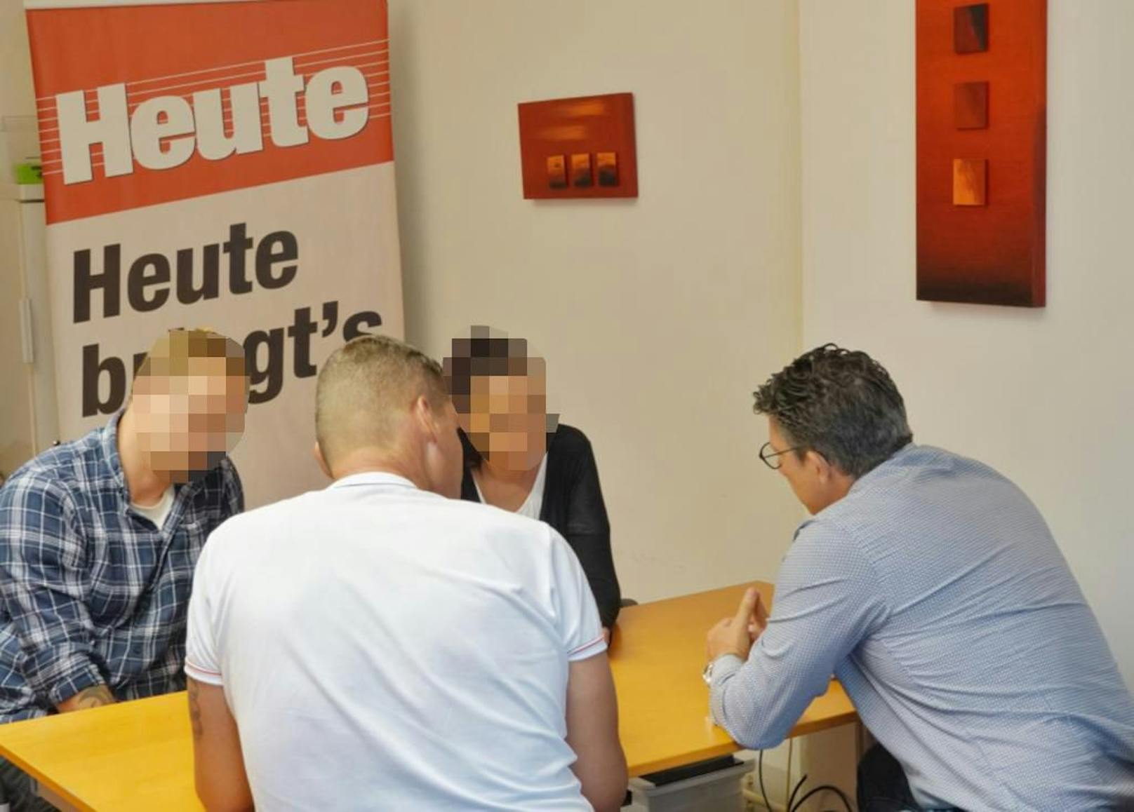 Leonies Eltern mit Opferanwalt Florian Höllwarth und Joachim Lielacher von "<em>Heute</em>"