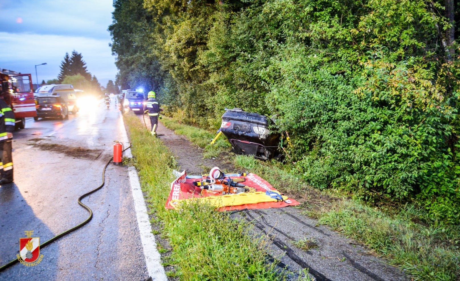 Sonntagfrüh kam ein 21-jähriger Mercedes-Fahrer mit weit überhöhter Geschwindigkeit von der Fahrbahn ab. Fünf Personen wurden zum Teil schwer verletzt.