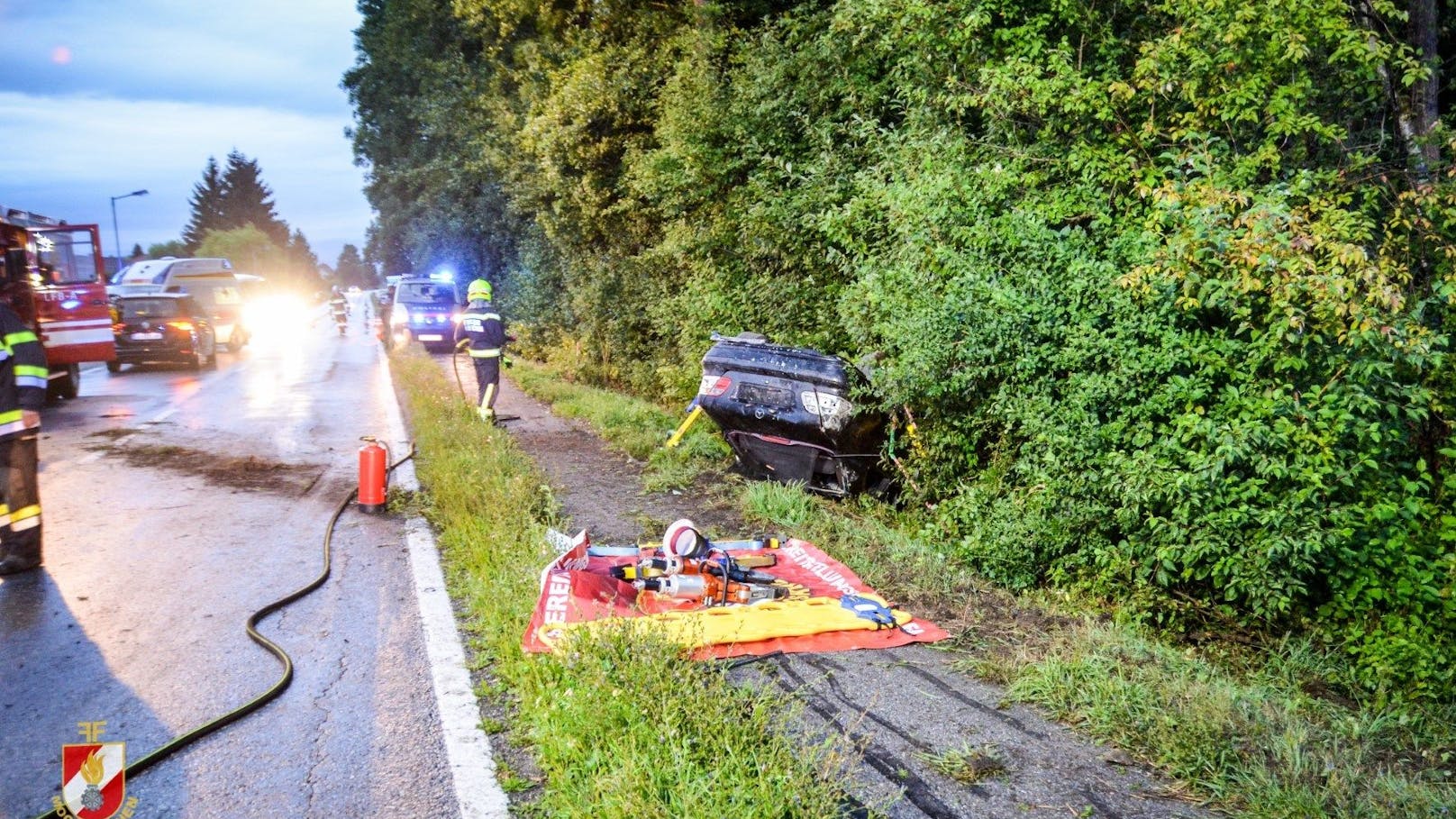 Sonntagfrüh kam ein 21-jähriger Mercedes-Fahrer mit weit überhöhter Geschwindigkeit von der Fahrbahn ab. Fünf Personen wurden zum Teil schwer verletzt.