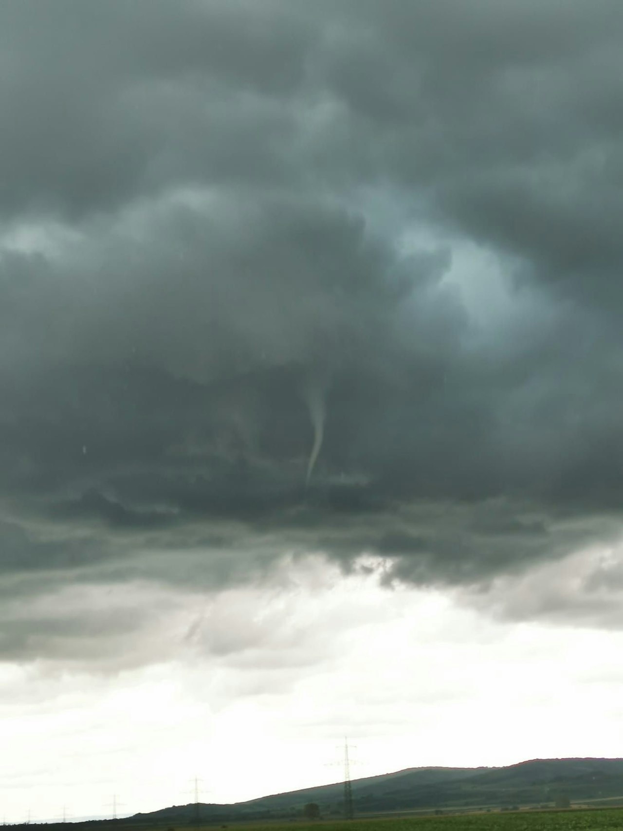 Heute.at - Wetterphänomen! Trichterwolke bei Guntersdorf gesichtet