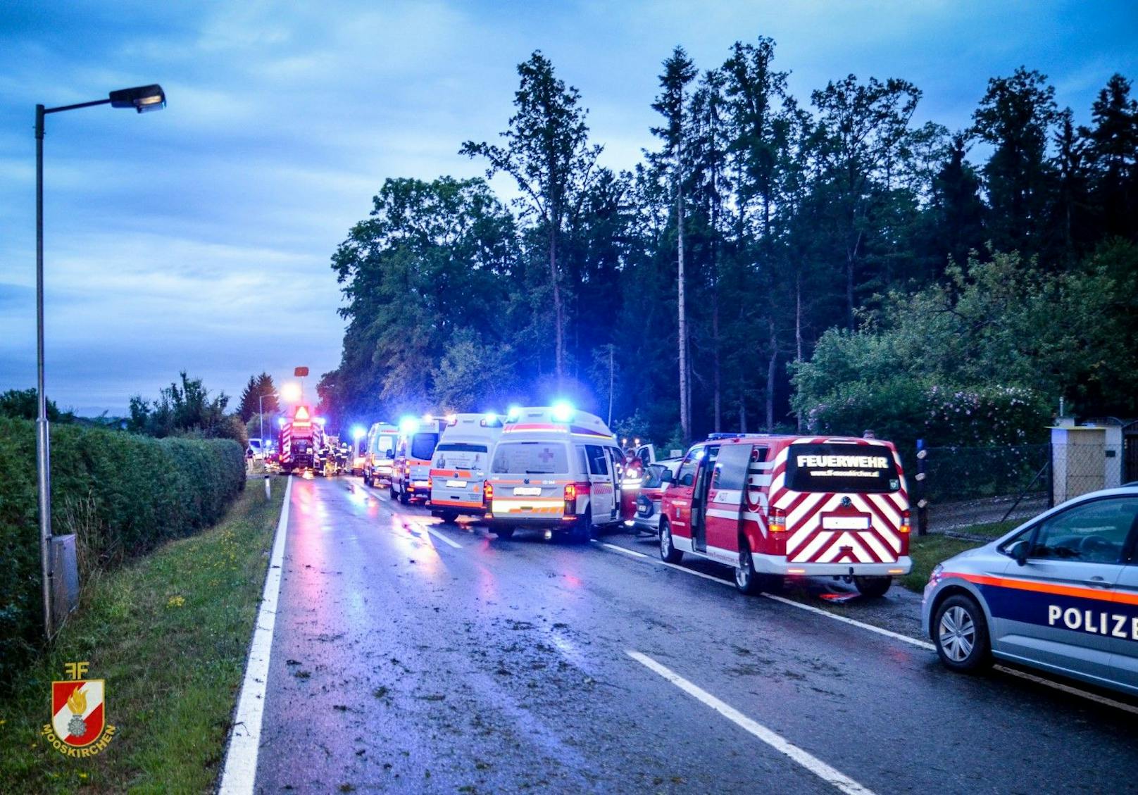 Die Freiwilligen Feuerwehren Mooskirchen und Söding (fünf Fahrzeuge und 23 Kräfte) unterstützten bei der Erstversorgung und führten die Bergung der Verletzten und in weiterer Folge des Fahrzeuges durch.