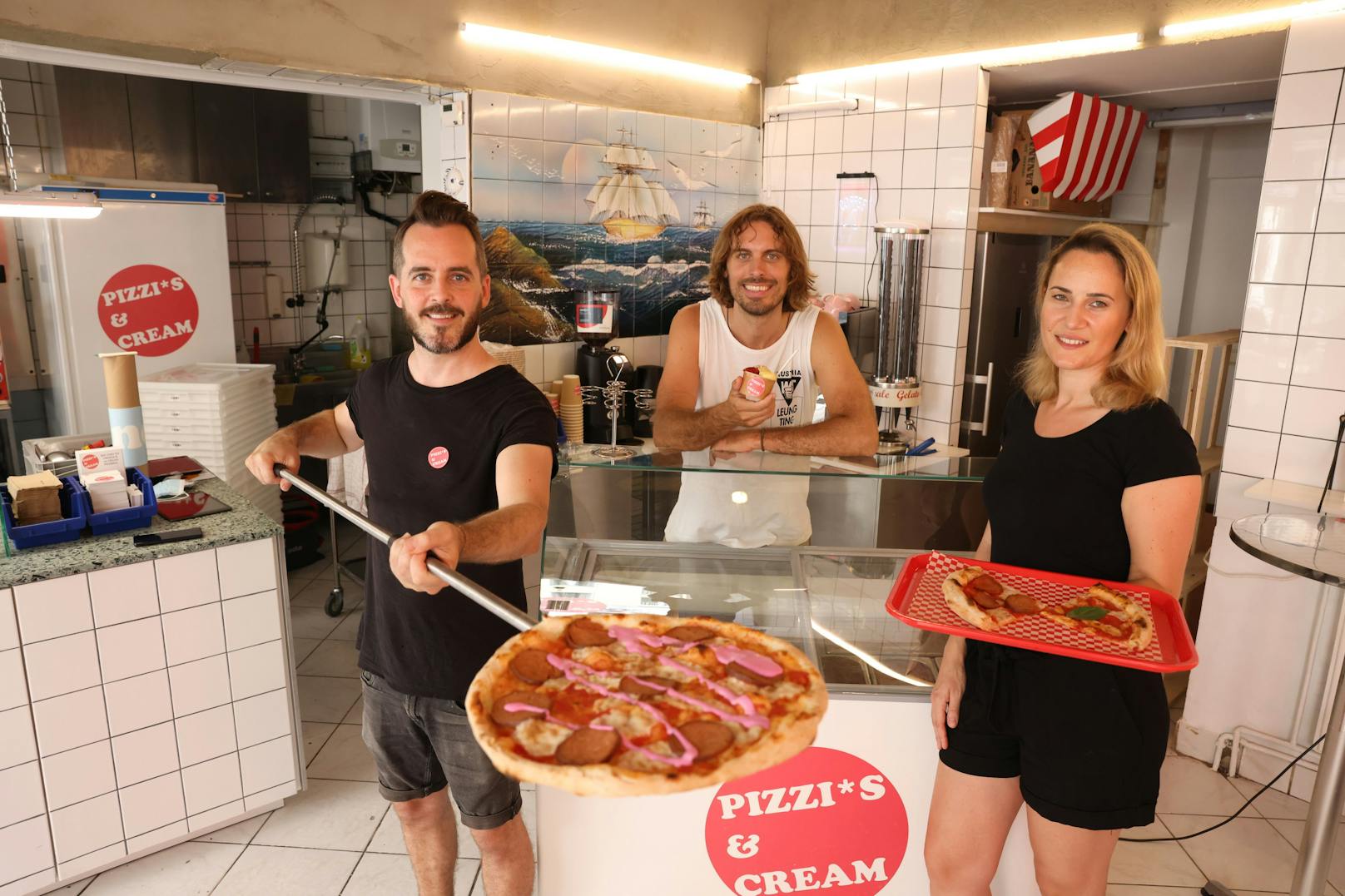Für die vollwertig vegane Pizzeria "Pizzis &amp; Cream" (Wien-Neubau) haben sich die Gründer von Superfood-Deli Filip (links) und Peter (Mitte) mit Halbitalienerin Anna (rechts) verbündet.