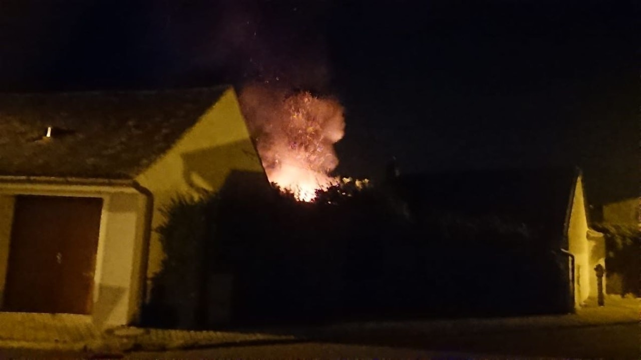 Heute.at - Zwei Autos in Flammen, Carport brannte mitten im Ort