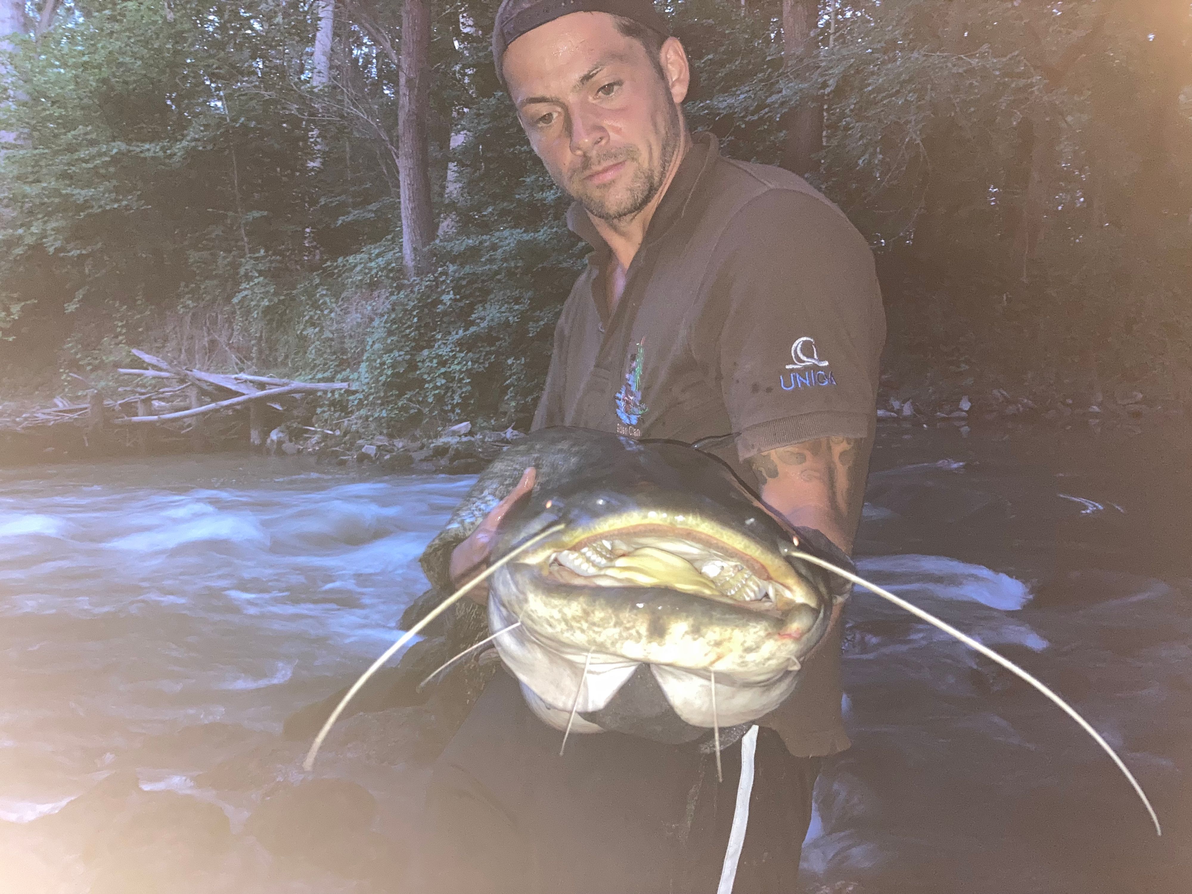 Der stolze Vater fotografierte seinen Sohn.