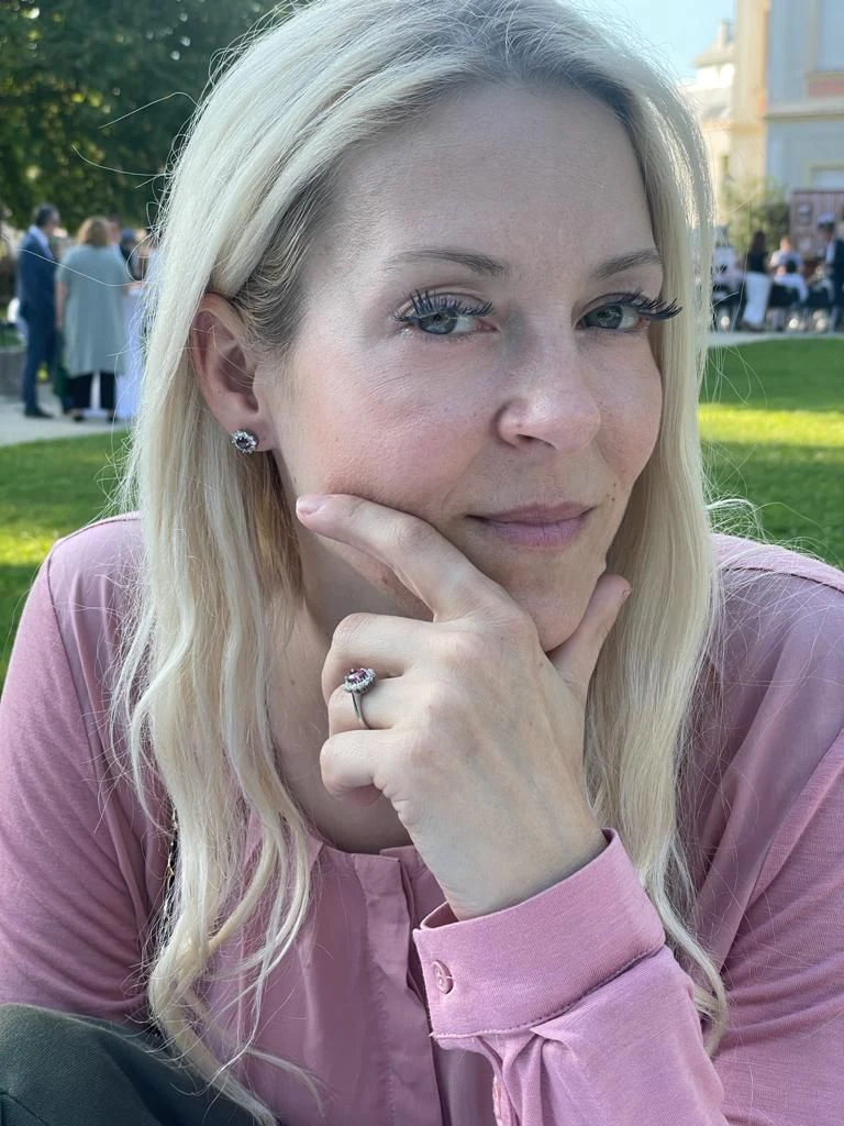 "Rot – die Farbe der Liebe", strahlt Lugner, der Simone mit Rubin-Schmuck beschenkte.
