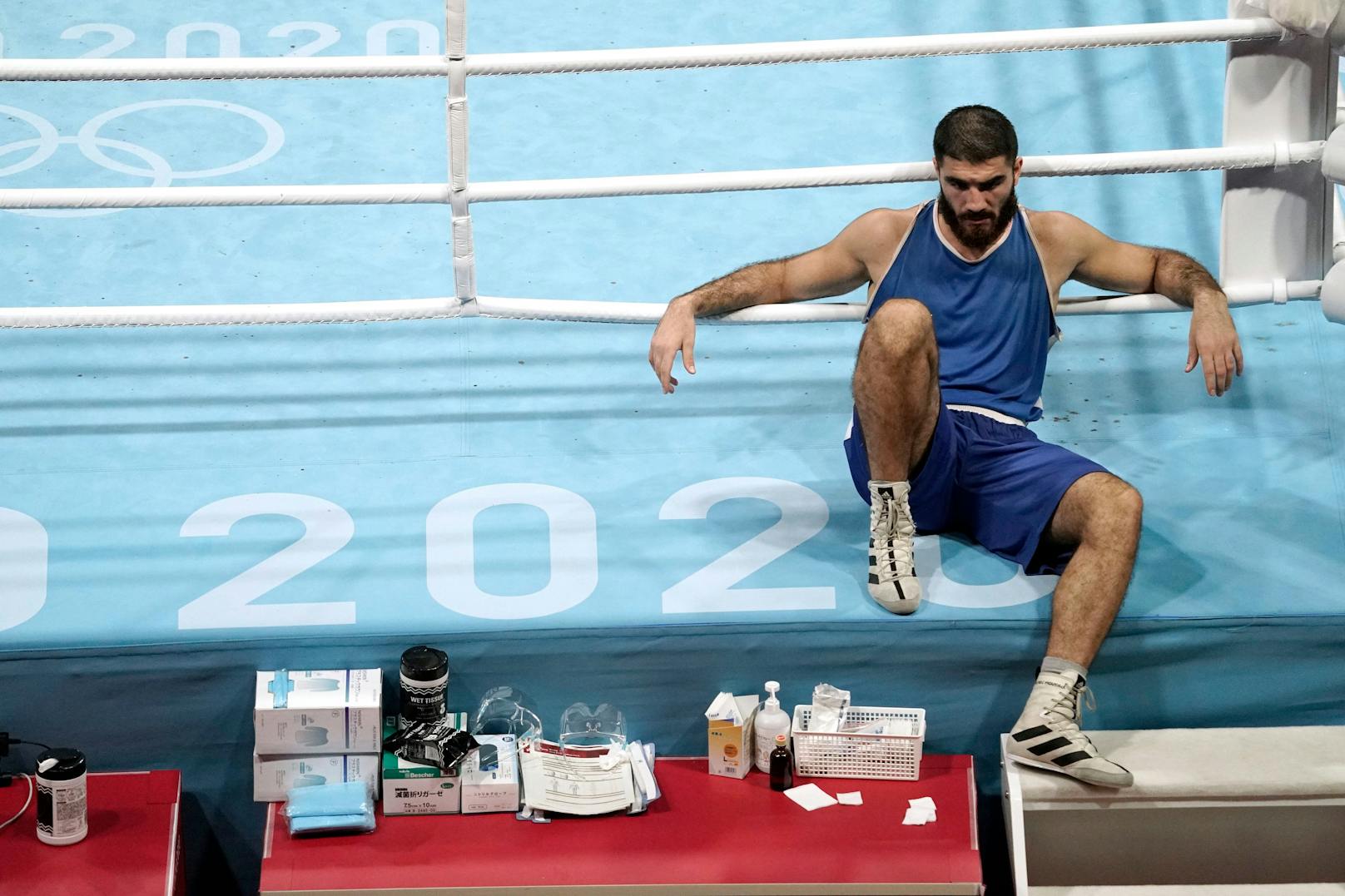 TV-Attacke, Sitzstreik: Boxer rastet bei Olympia aus