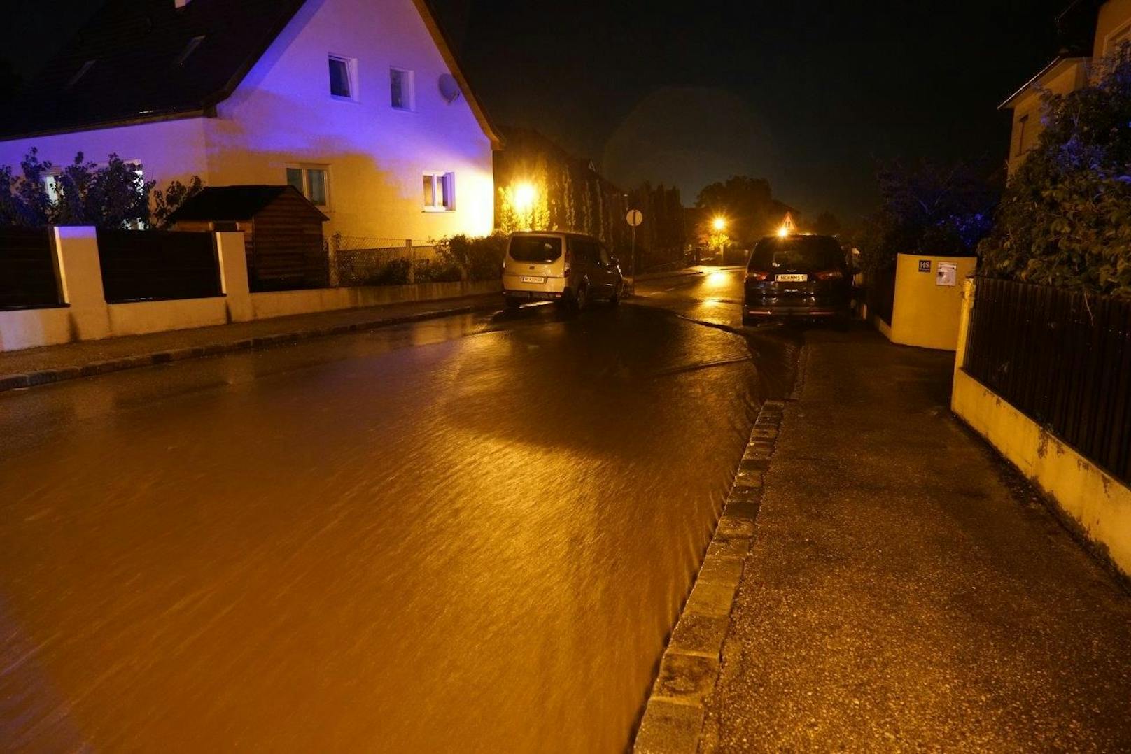 In der Nacht auf Sonntag wurde der Bezirk Neunkirchen erneut von schweren Unwetter heimgesucht.