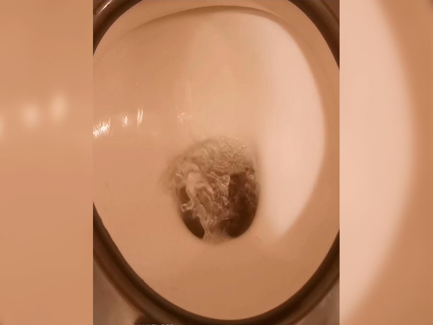 Die Toilette des Mannes erzeugte in der Unwetternacht einen ungewollten Sprudel