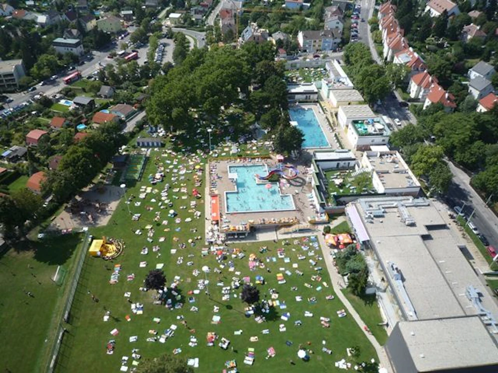 Im Ottakringer Bad können fünf neue Sportplätze für Beachsoccer, Beachvolleyball und Fußball auch außerhalb der Badesaison genutzt werden.