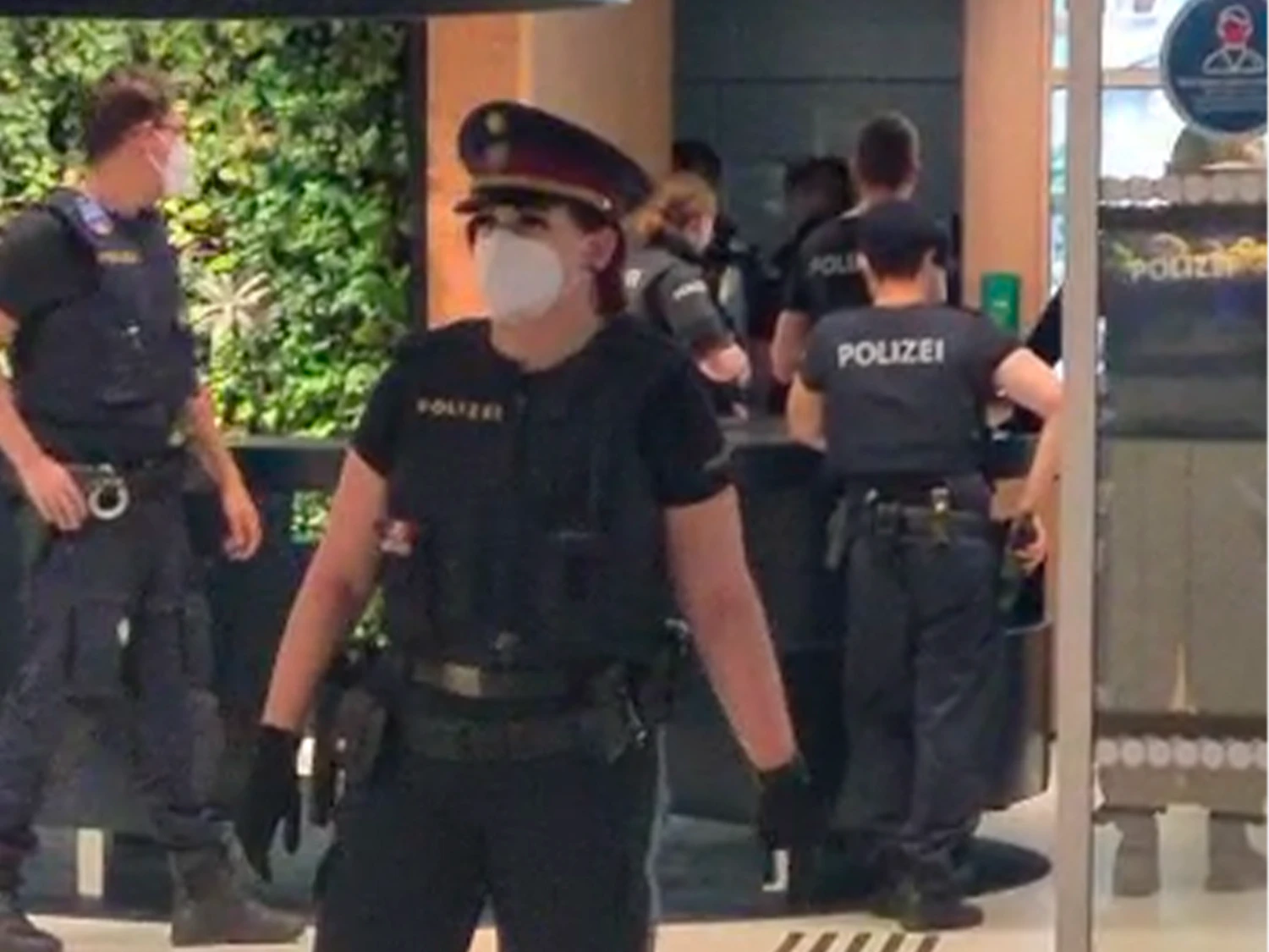 Polizeibeamten ermitteln wegen des Einbruchdiebstahls.