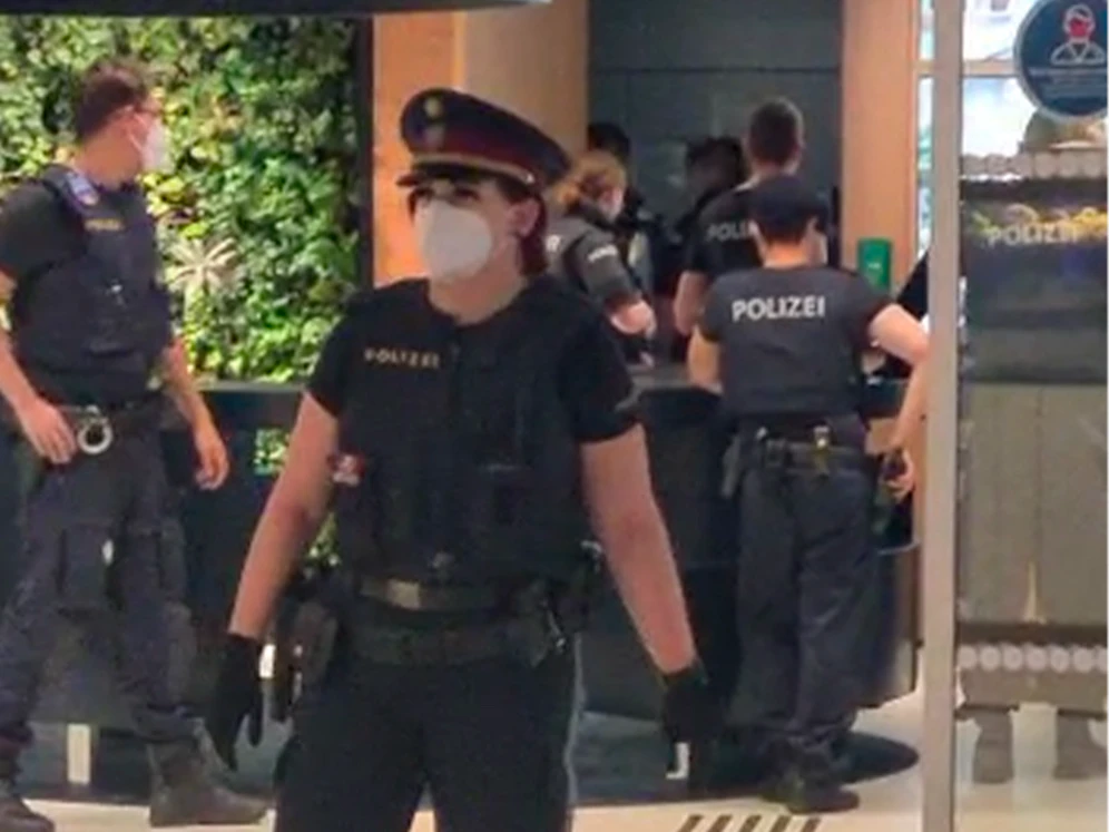 Polizeibeamte ermitteln nach dem Einbruchdiebstahl.