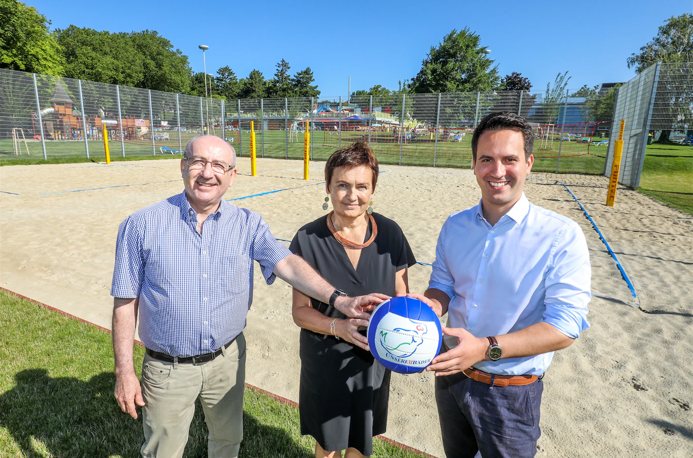 Vizebürgermeister Wiederkehr (re.), Bezirksvorsteher-Stellvertreterin Weißmann und MA44-Abteilungsleiter Teubenbacher präsentierten neue Sportplätze im Ottakringer Sommerbad.