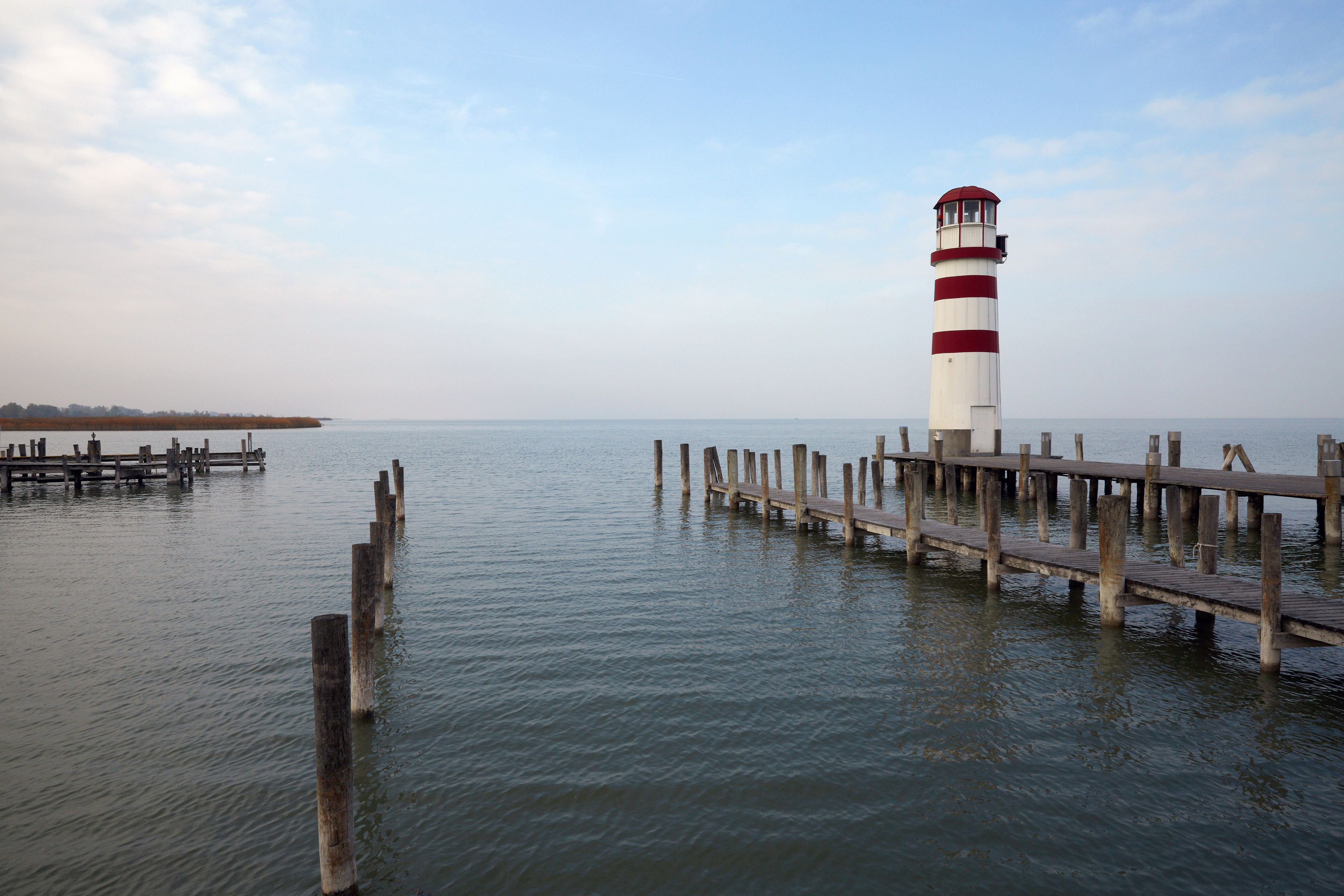 Download von www.picturedesk.com am 02.08.2021 (13:36).  Neusiedler See, Neusiedlersee, Neusiedl am See, Marktgemeinde Podersdorf, Strandbad, Steg, Holzsteg, Orientierungspunkt, Navigation, Schiffahrt, Schifffahrt, Segeln, Sport, Wassersport, Wahrzeichen, Seezeichen, rot, weiß, weiss, Sehenswürdigkeit, Tourismus, Ausflug, Radtour, Leuchttürme, Leuchtturm, Turm, Türme, Tuerme, Hafen, Wolken, Wasser, Seewinkel, Burgenland, Oesterreich, Österreich, - 20180325_PD0835 - Rechteinfo: Rights Managed (RM)